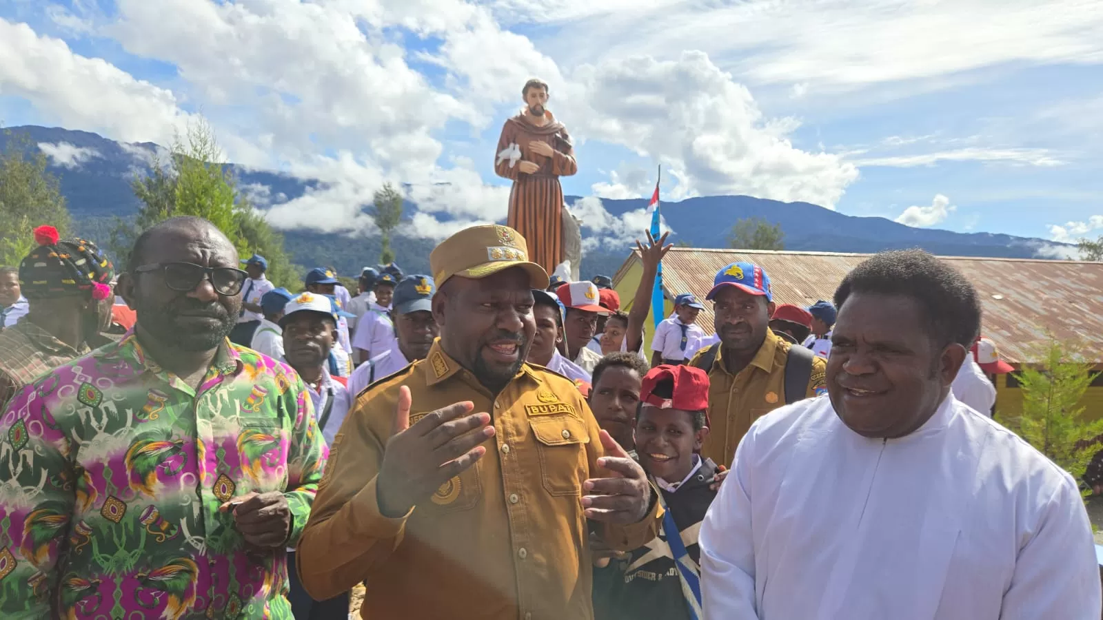 Bupati Intan Jaya, Aner Maisini saat menghadiri Peresmian Patung pelindung SMP YPPK Santo Fransiskus Asisi Bilogai. (CEPOSONLINE.COM/BUPATI INTAN JAYA FOR CEPOS)