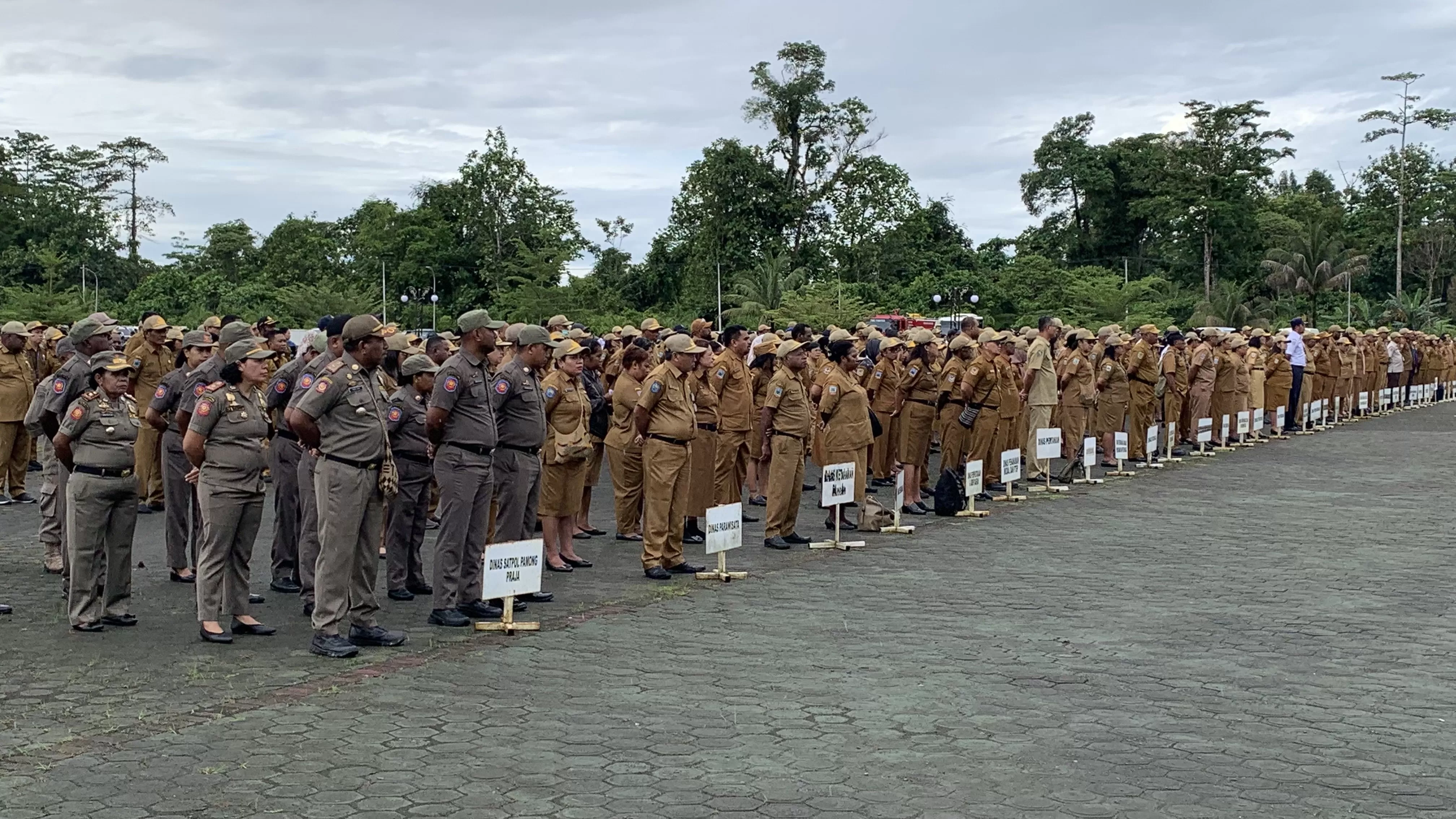 ASN lingkup Pemkab Mimika saat mengikuti apel gabungan OPD di lapangan Kantor Pusat Pemerintahan Kabupaten Mimika, Senin (28/7/2025). (Foto: Cenderawasih Pos/Moh. Wahyu Welerubun).