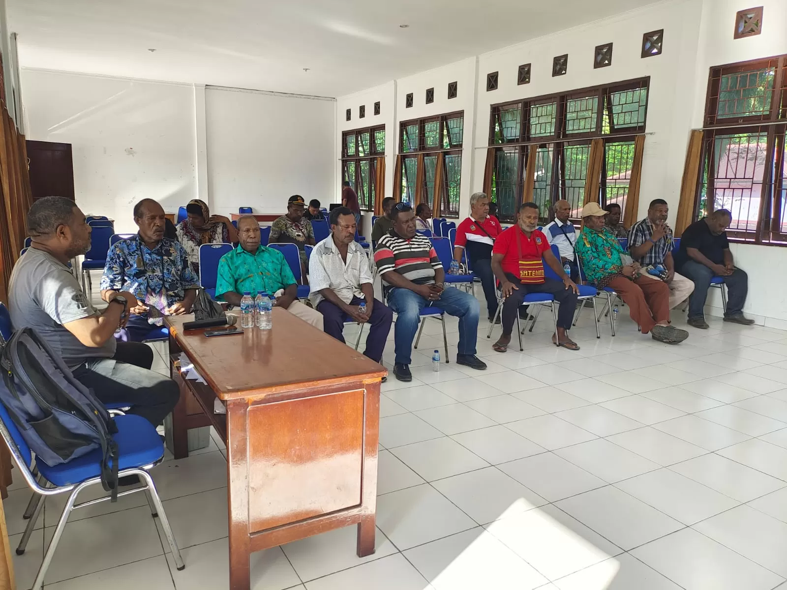 Pertemuan masyarakat hak ulayat dengan pemerintah Kabupaten Sarmi terkait pembangunan fasilitas Pelabuhan Sarmi. (CEPOSONLINE.COM, ROBERT MBOIK)