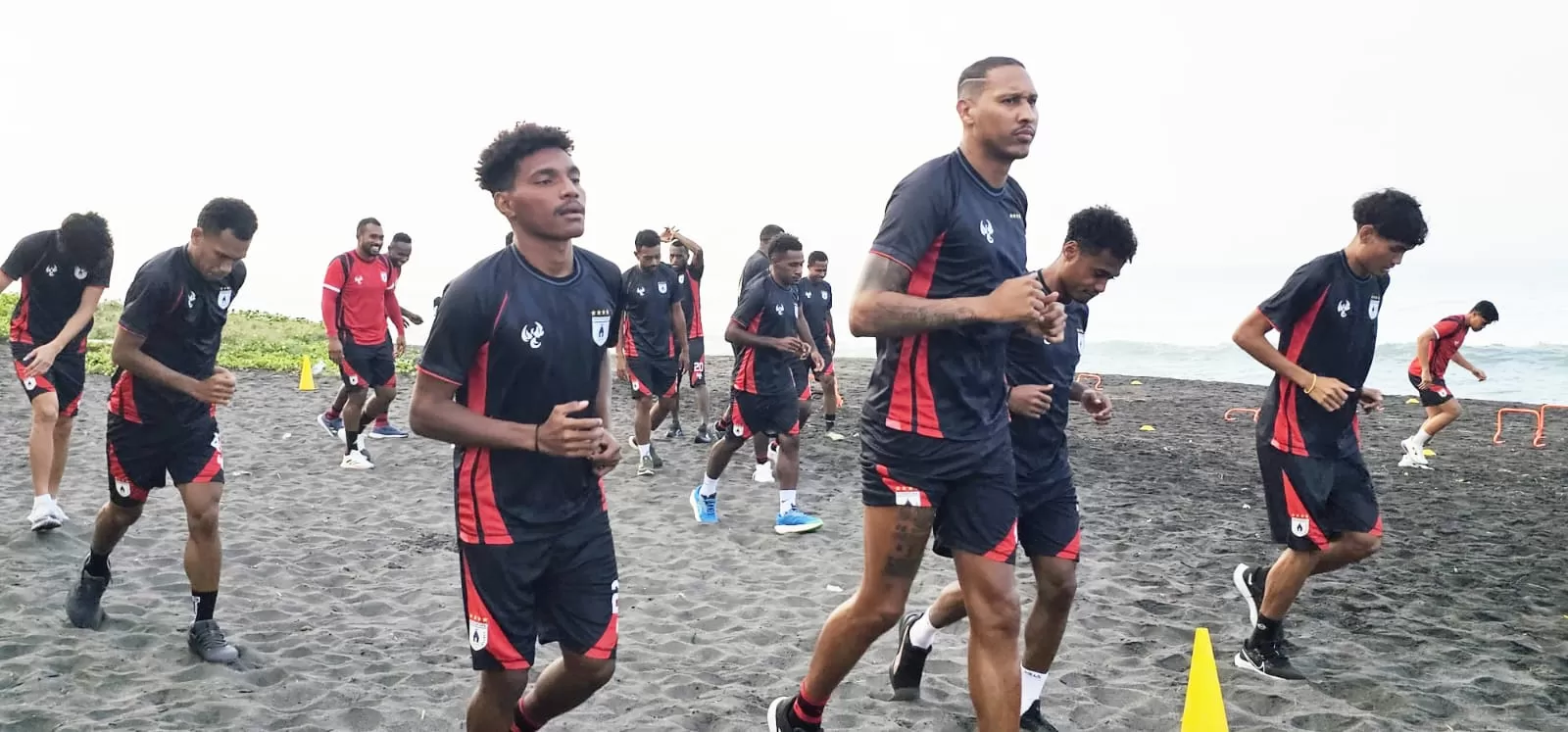 Skuad Persipura ketika berlatih di salah satu pantai di Jogya belum lama ini. (CEPOSONLINE.COM/HANS PALEN).