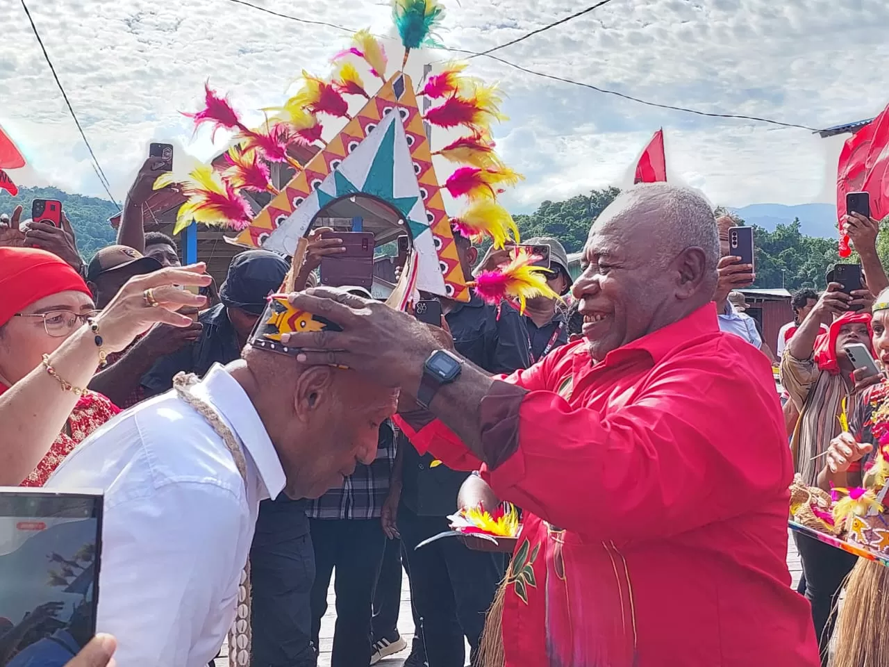 Benhur Tomi Mano (kemeja putih) ketika disambut ondoafi Tobati-Indjros, Johan Hamadi jelang deklarasi dukungan BTM-CK pada Selasa (29/7/2025)