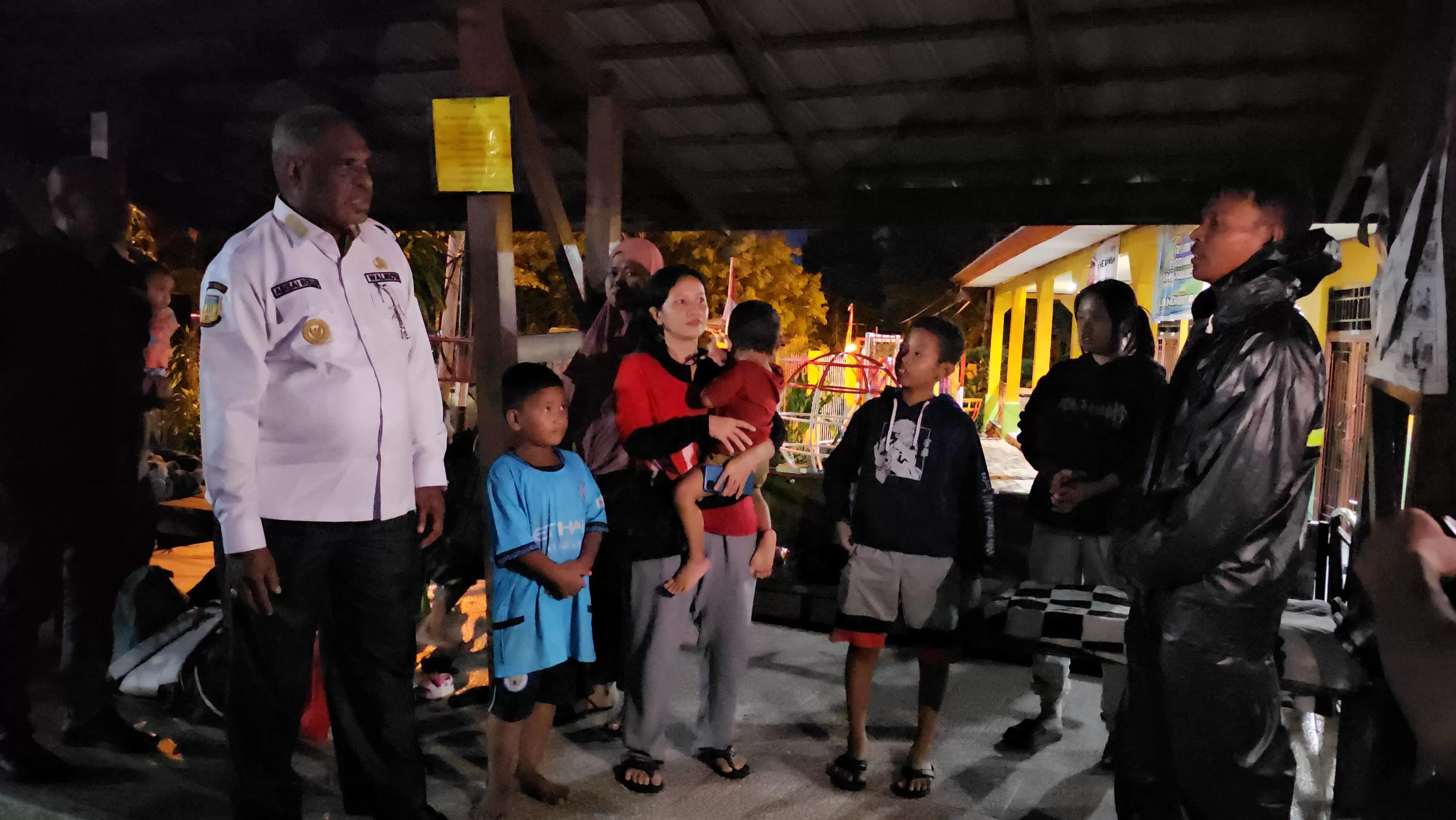 Wali Kota Jayapura, Abisai Rollo saat menemui para pengungsi di Kantor Wali Kota Jayapura, Rabu (30/7/2025) malam.