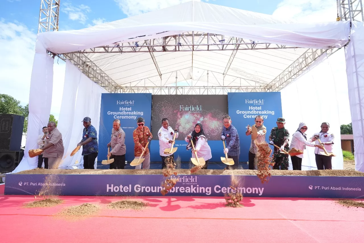 Gubernur Apolo Safanpo, Wabup Merauke Fauzun Nihayah, Senior Vice Chairman Korindo Group, Mr. Robert Seung. dan VP Marriott Indonesia, Ivan Widarmana , dalam Groundbreaking pembangunan Fairfield. (CEPOSONLINE.COM/ISTIMEWA)