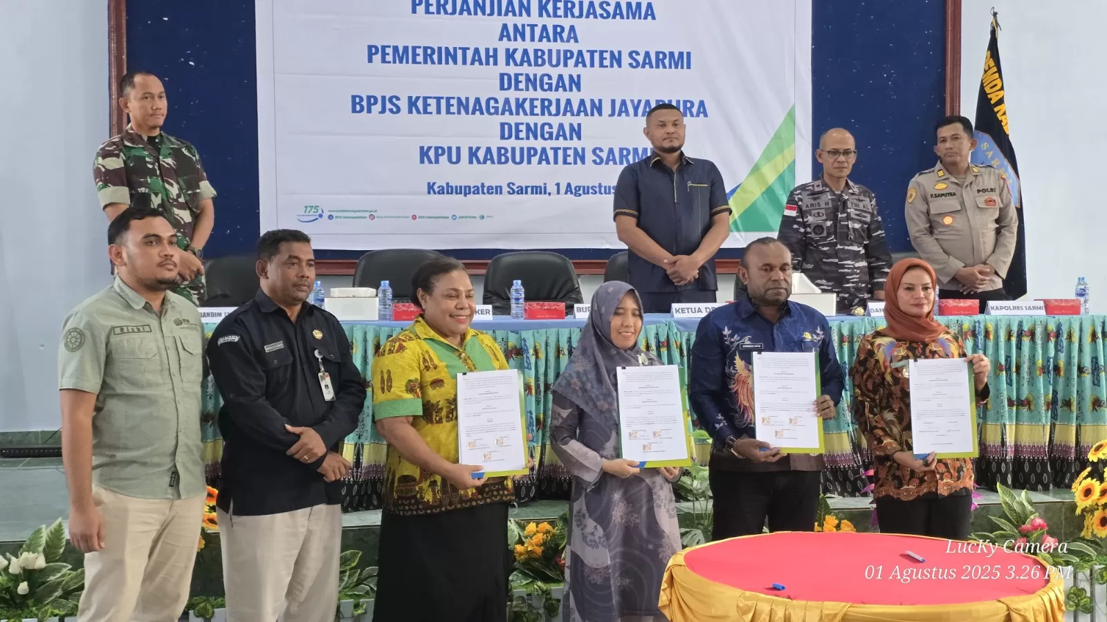 Kegiatan penandatanganan dokumen kerjasama antara penyelenggara dengan pihak BPJS Ketenagakerjaan di Kabupaten Sarmi, Jumat (1/8). (CEPOSONLINE.COM/MBOIK)