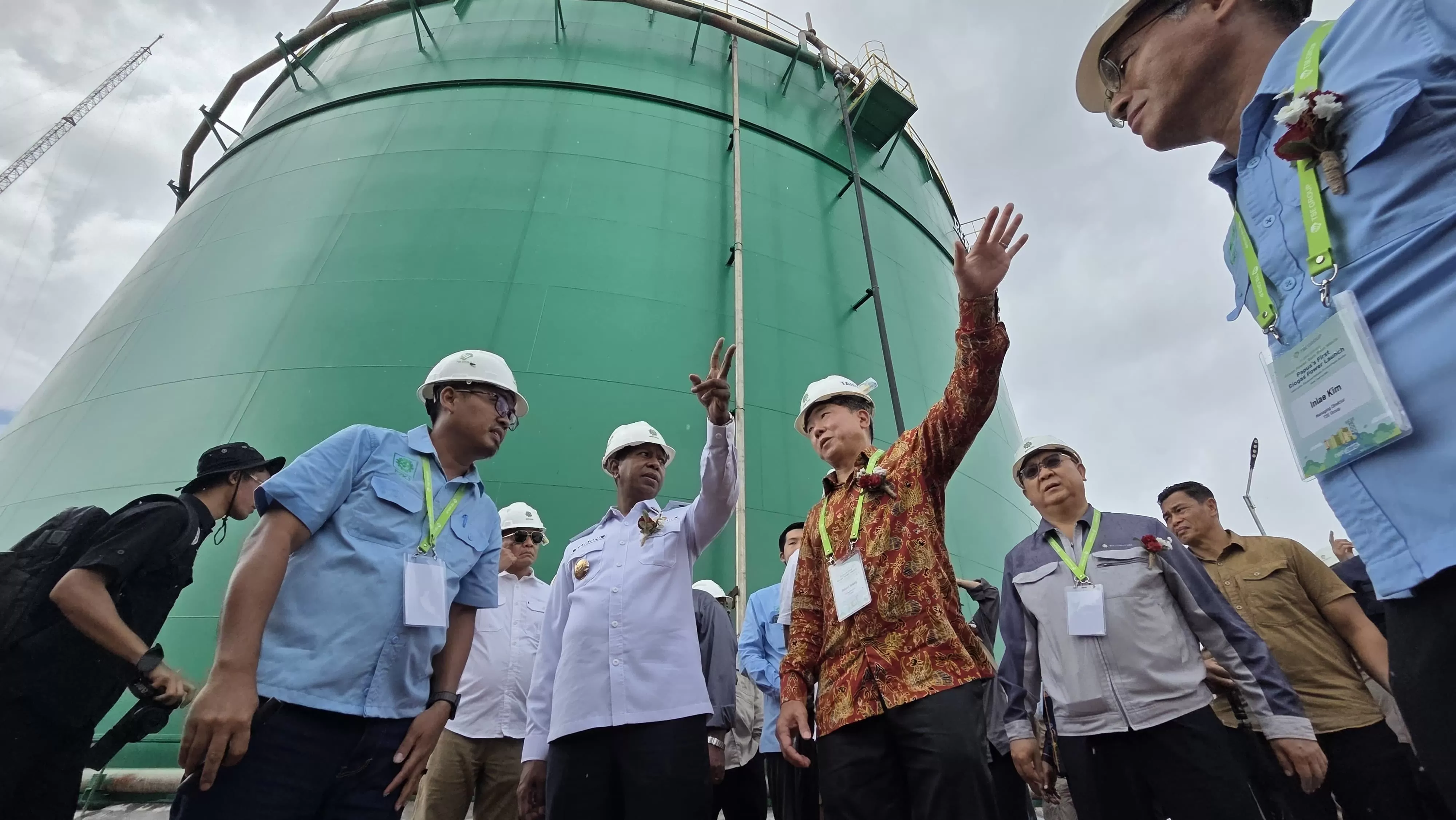 Gubernur Papua Selatan, Apolo Safanpo didampingi Presiden Komisaris TSE Group, Robert Seung, saat meninjau lokasi PLTBg dan CBG usai diresmikan di Distrik Ulilin, Merauke, Jumat (1/8/2025). (CEPOSONLINE.COM/ELFIRA)