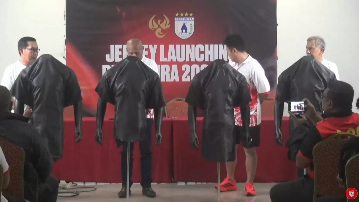 Manajemen Persipura saat merilis jersey baru tim berjuluk Mutiara HItam untuk Liga Championship musim 2025-2026. (TANGKAPAN LAYAR YOUTUBE PERSIPURA)