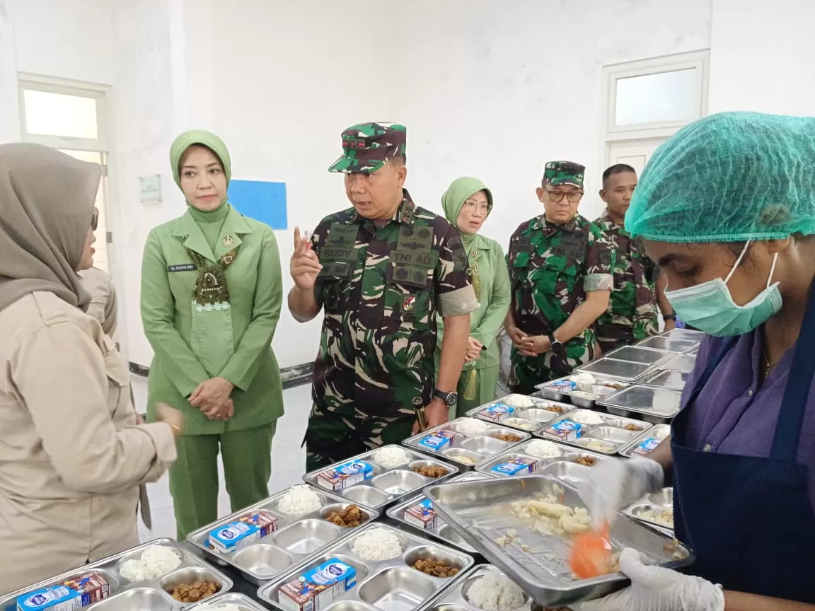 Pangdam XVII/Cenderawasih Mayjen TNI Rudi Puruwito saat meninjau dapur SPPG di Merauke, Jumat (1/8/2025)     (CEPOSONLINE.COM/SULO)