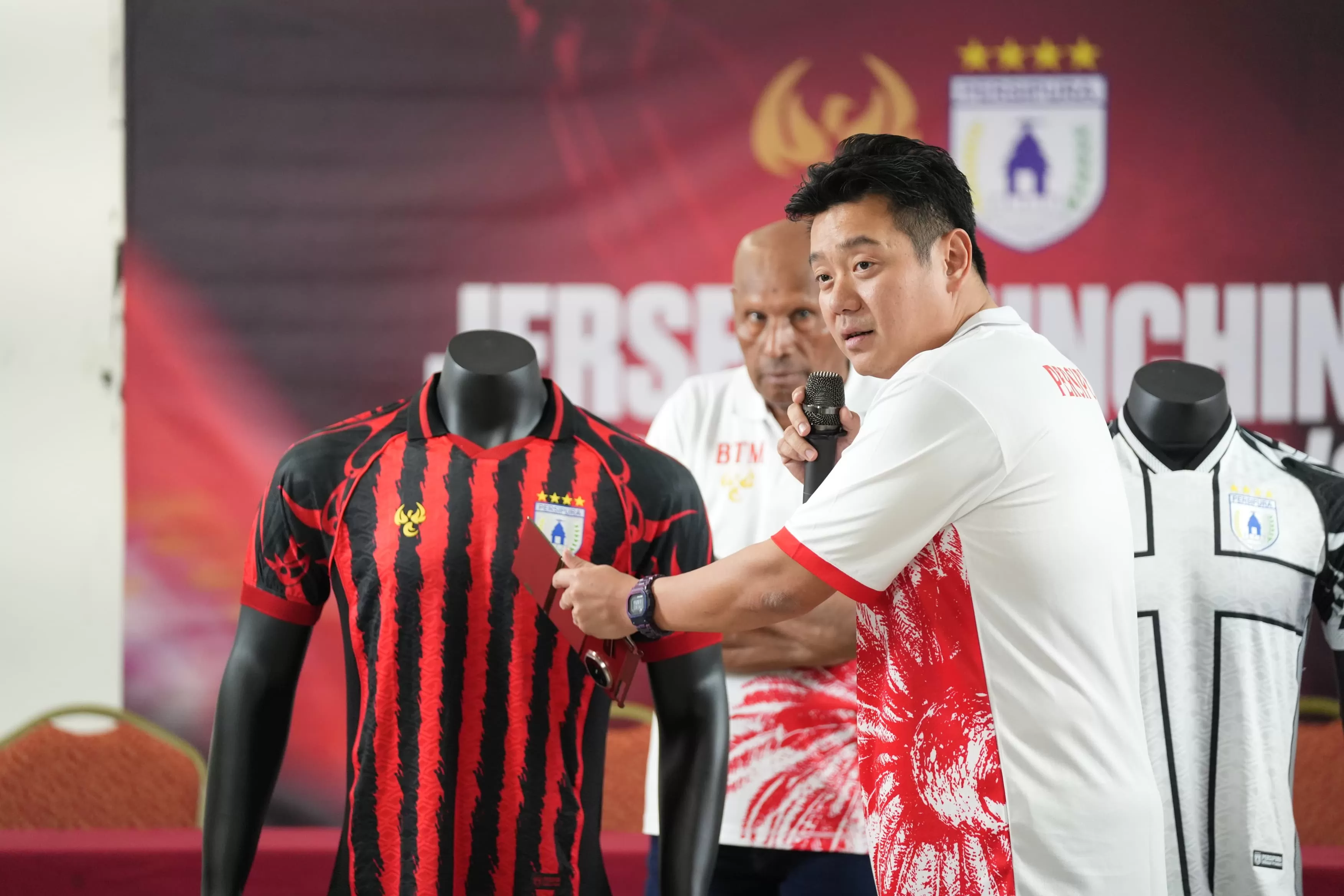 Manager Persipura, Owen Rahadiyan saat memperkenalkan jersey terbaru Persipura. (CEPOSONLINE.COM/ISTIMEWA)