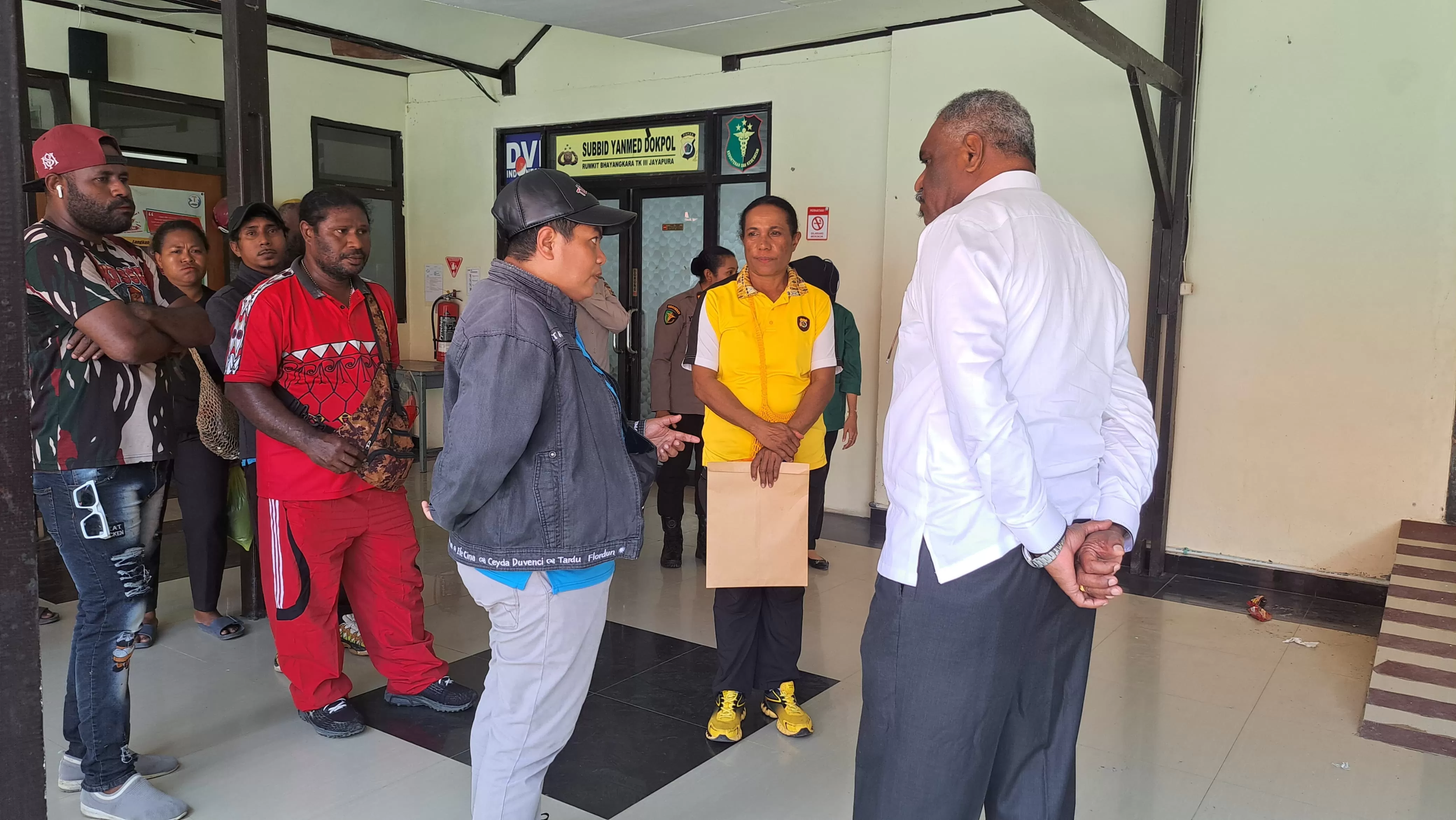 Wali Kota Jayapura, Abisai Rollo saat ada di RS Bhayangkara, Jumat (1/8/2025). (Ceposonline.com/Takim)