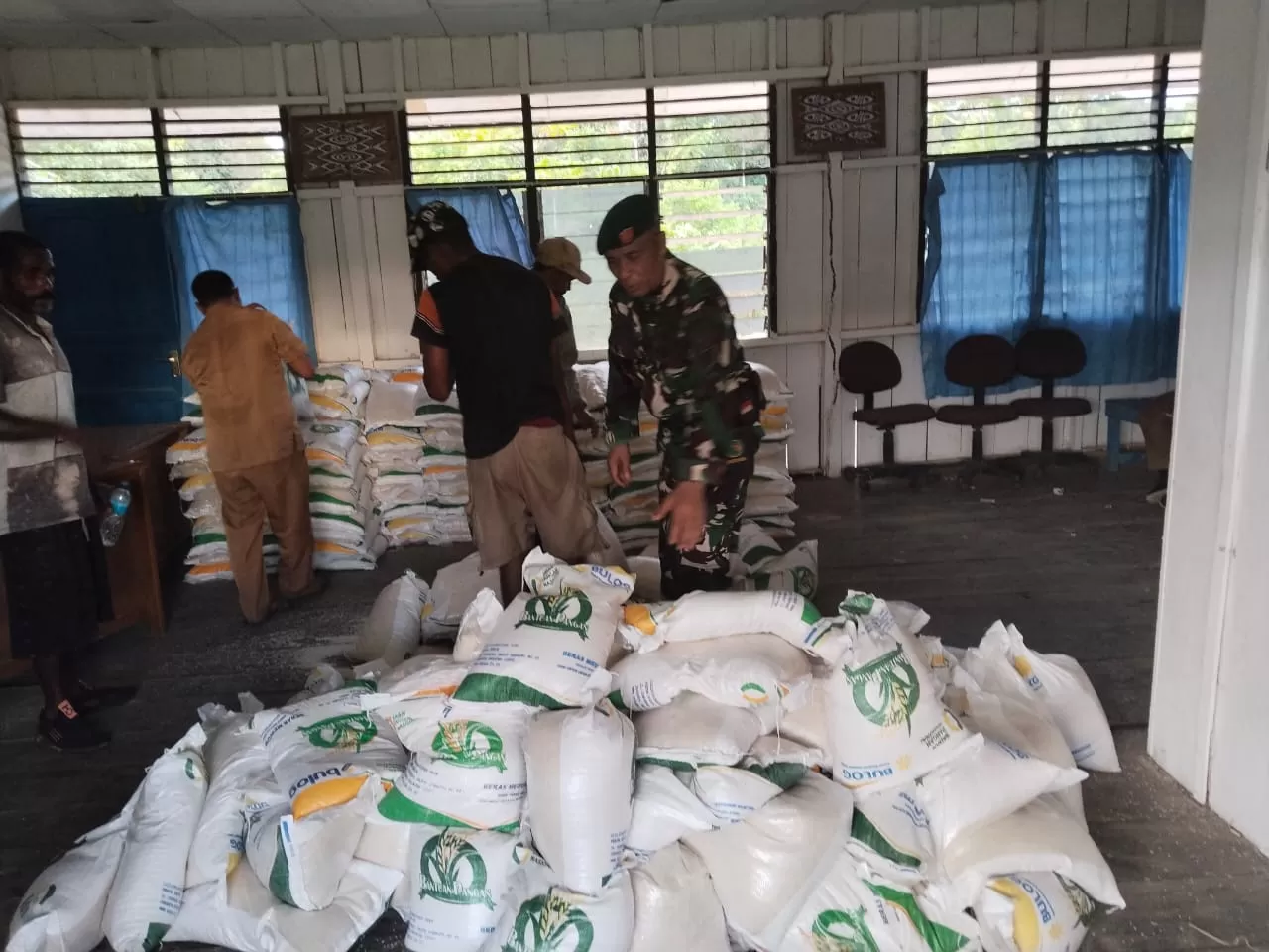 Penyerahan bantuan beras kepada masyarakat di Distrik Airu belum lama ini. Bupati Yunus Wonda tegaskan setiap bantuan yang diserahkan tidak boleh dijual dan diselewengkan,Selasa (29/7/2025) (CEPOSONLINE.COM/HUMAS PEMKAB)