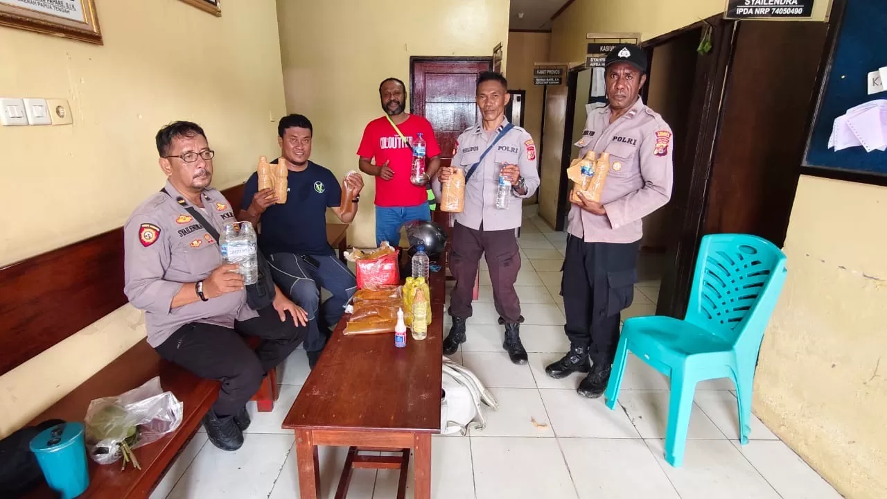 Polisi saat mengamankan barang bukti jenis sopi. (Foto: Polsek Kawasan Pelabuhan Poumako). 