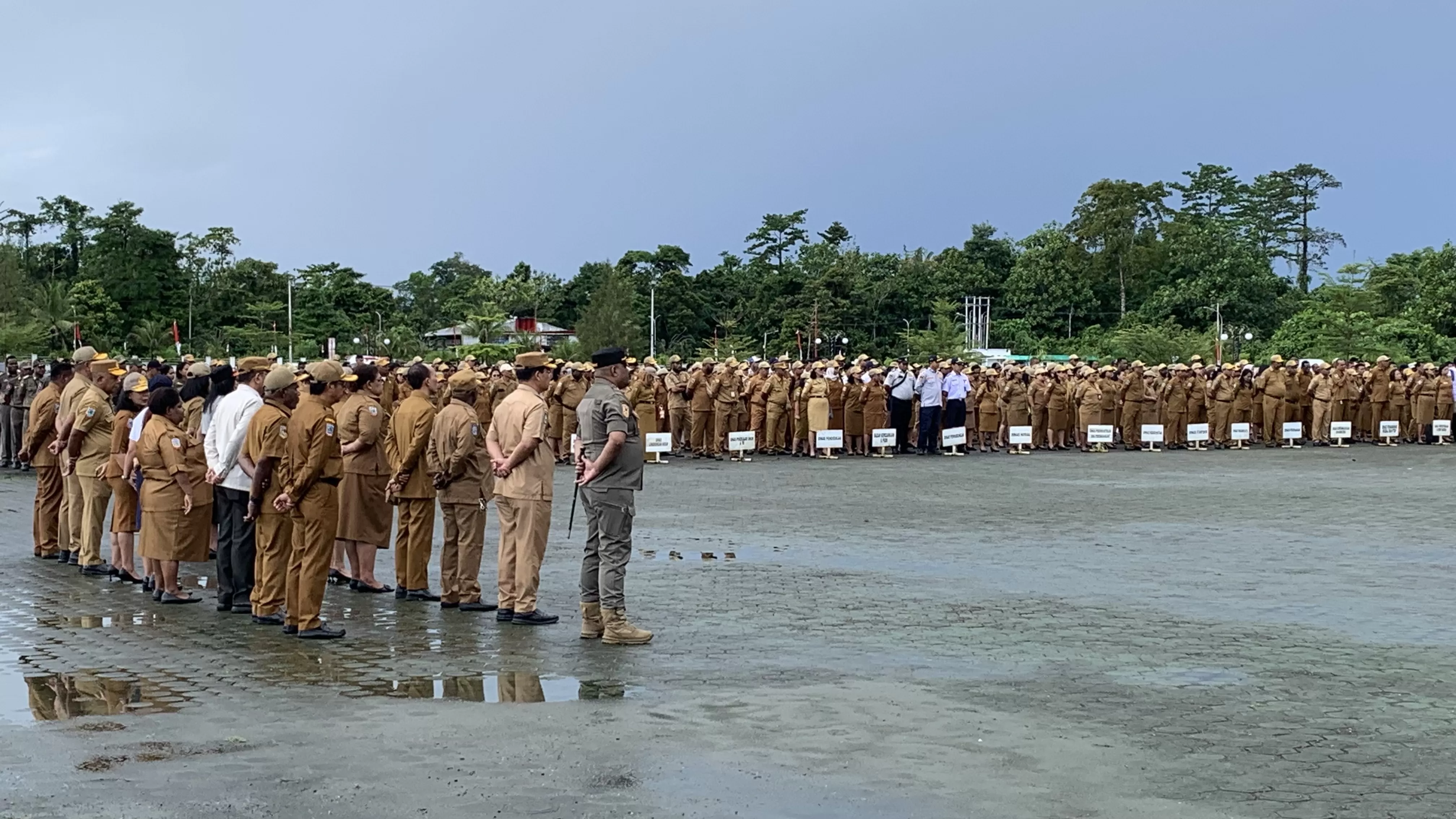 Ribuan ASN lingkup Pemerintahan Kabupaten Mimika yang mengikuti apel gabungan OPD di lapangan Kantor Pusat Pemerintahan Kabupaten Mimika, Senin (4/8/2025). (Foto: Cenderawasih Pos/Moh. Wahyu Welerubun