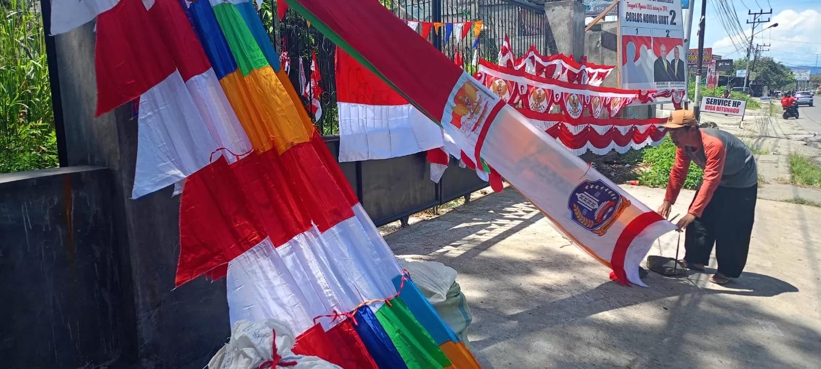 Penjualan atribut Merah Putih di Kabupaten Jayapura jelang PSU Pilgub Papua. (CENDERAWASIH POS/PRIYADI)