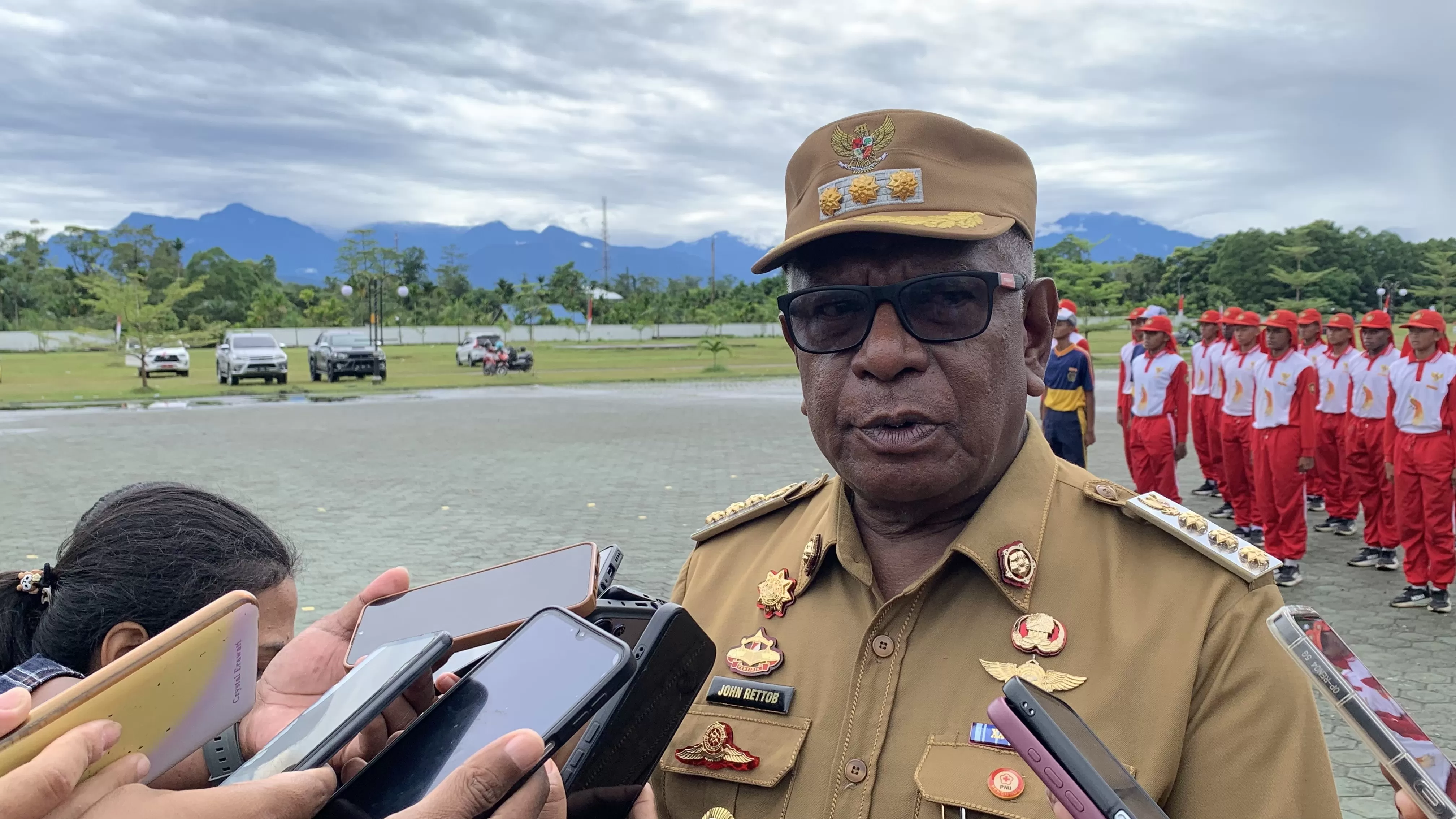 Bupati Mimika, Johannes Rettob saat ditemui wartawan di lapangan Kantor Pusat Pemerintahan Kabupaten Mimika, Senin (4/8/2025). (Foto: Cenderawasih Pos/Moh. Wahyu Welerubun). 