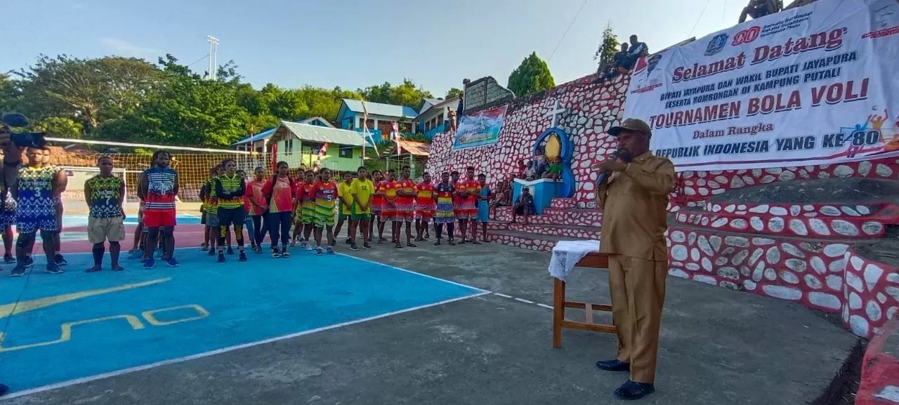 Bupati Jayapura Yunus Wonda membuka turnamen bola voli di Kampung Putali, Distrik Ebungfauw, dalam rangkaian perayaan HUT ke-80 RI di Kabupaten Jayapura Senin, (4/8/2025)