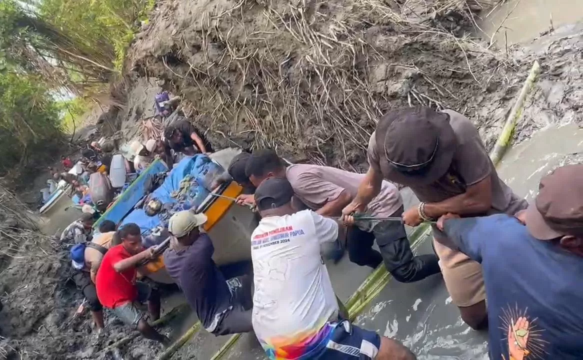 Kondisi air di sungai Mamberamo Raya yang surut sehingga membuat petugas harus menarik perahu boat secara manual dengan bergotong royong, Senin (4/8/2025)  (CEPOSONLINE.COM/ISTIMEWA) 