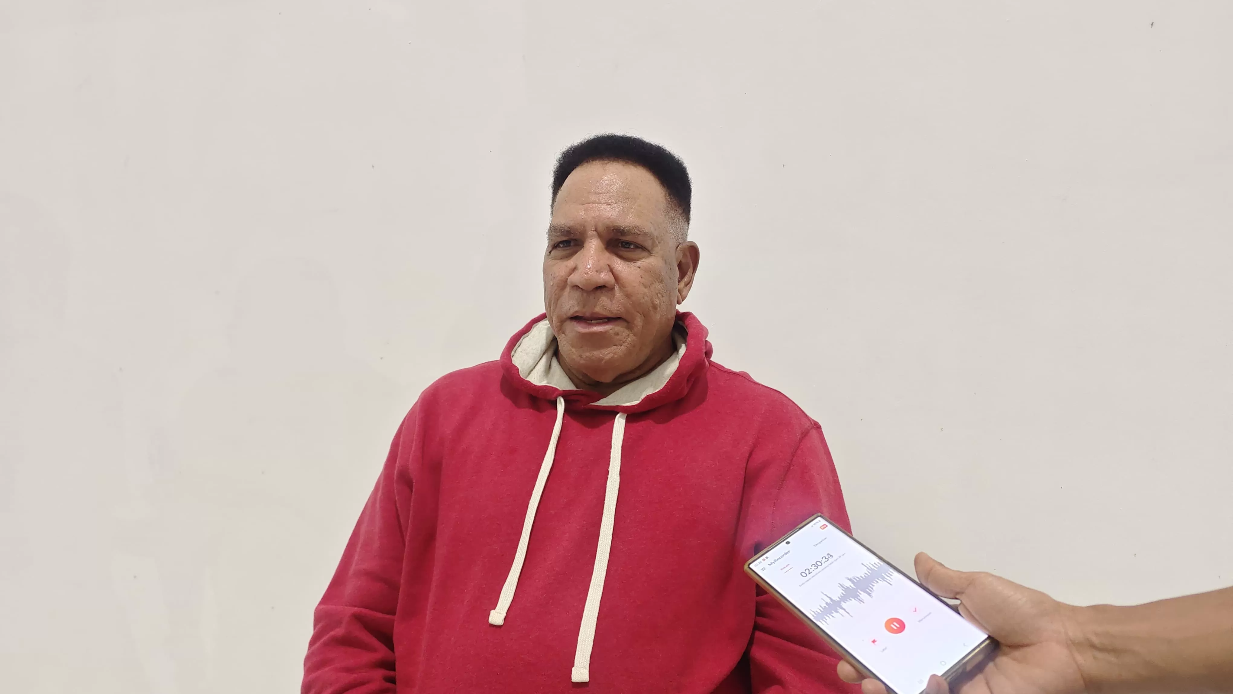 Paulus Waterpauw saat memberikan keterangan kepada Ceposonline.com di Jayapura, Selasa (5/8).