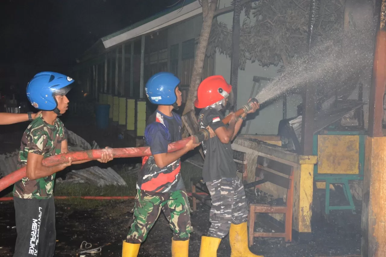 Prajurit Lantamal XI Merauke saat berupaya memadamkan api yang membakar 2 rumah dinas SD Tapis I Merauke, Selasa (5/8/2025) sekira pukul 18.30 WIT Ceposonline.com/Dispen Lantamal XI Merauke 