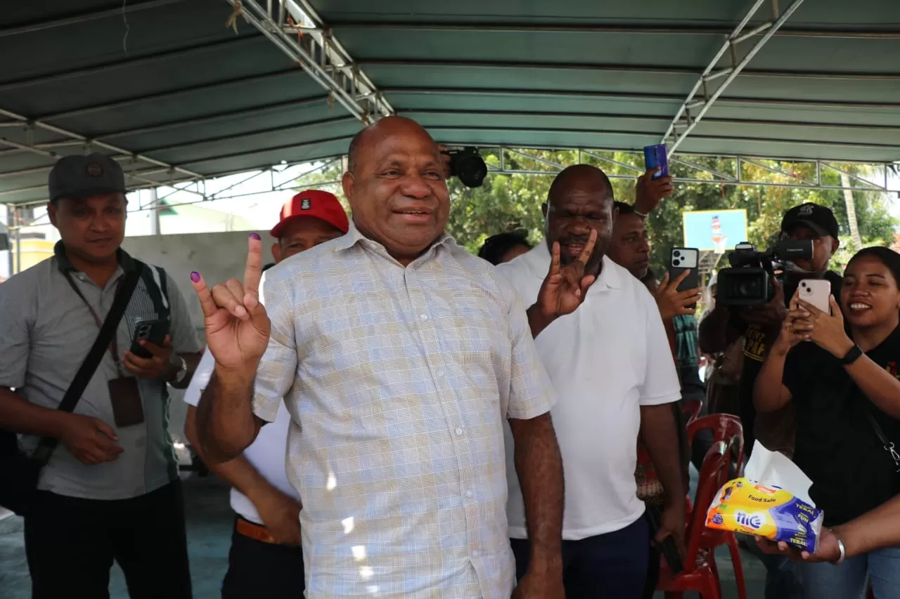 Mathius D Fakhiri saat melakukan pencoblosan di TPS 17 Kelurahan Fim Kotaraja Distrik Abepura, Rabu (6/8/2025). 