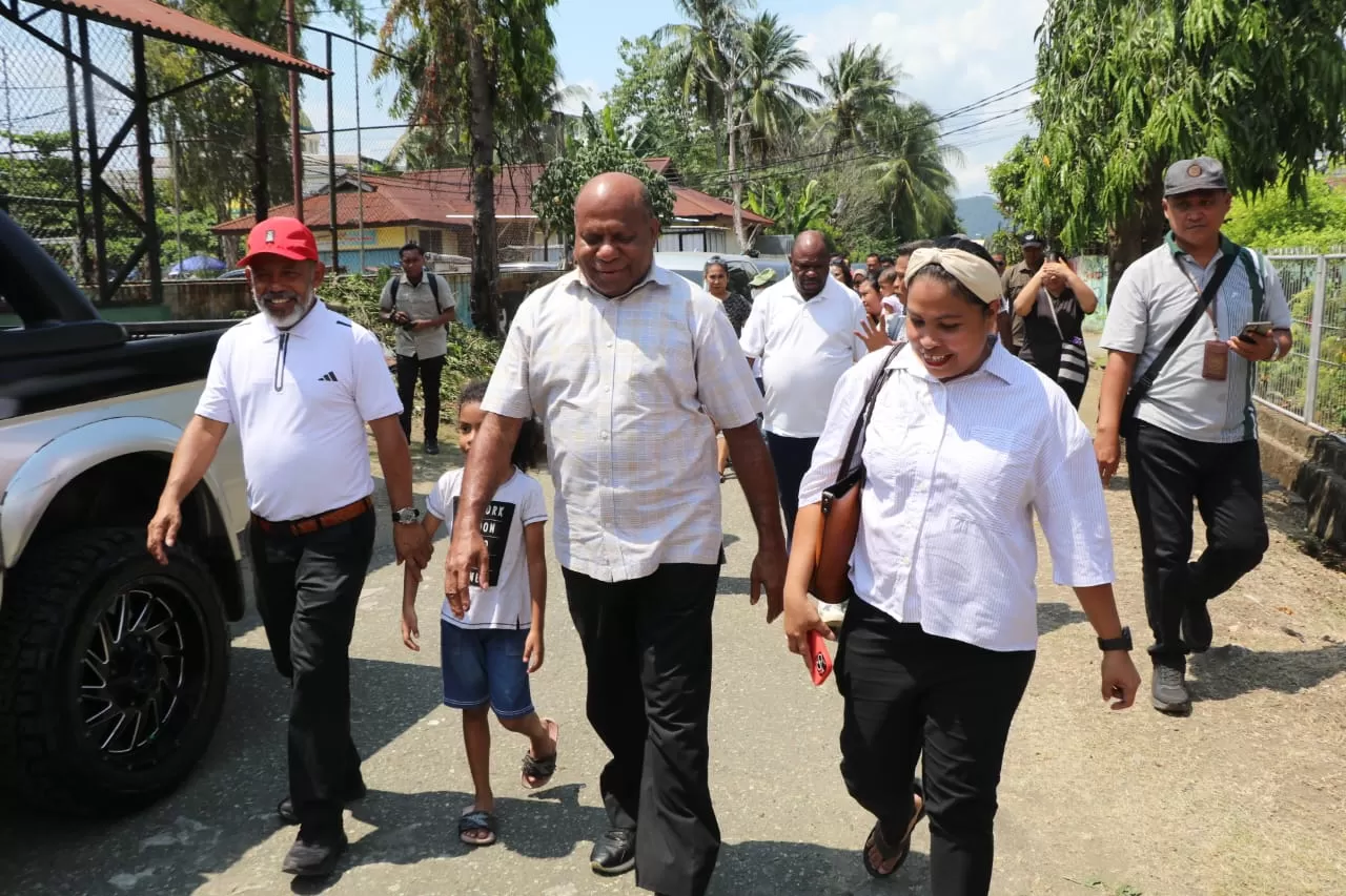 Mathius D Fakhiri usai melakukan pencoblosan di TPS 17 Kelurahan Vim Kotaraja Distrik Abepura, Rabu (6/8/2025).