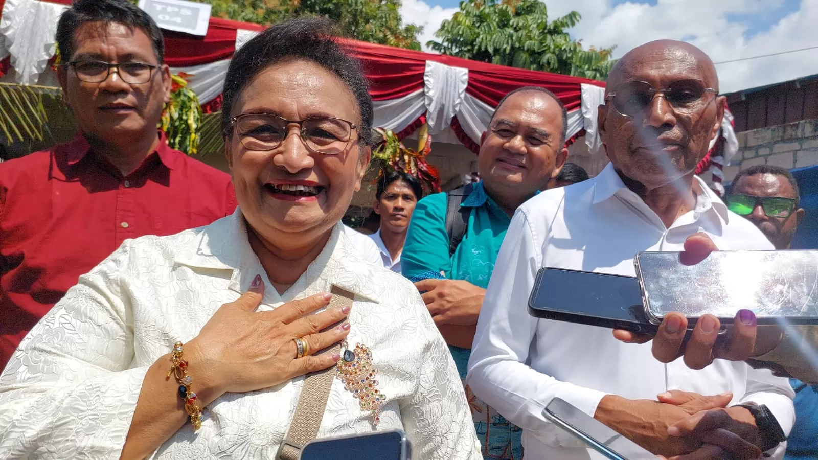 BTM bersama Istri usai coblos di TPS 04, Kelurahan Wahno, Distrik Abepura, Kota Jayapura, Rabu (6/8/2025).  (CEPOSONLINE.COM/KAREL).