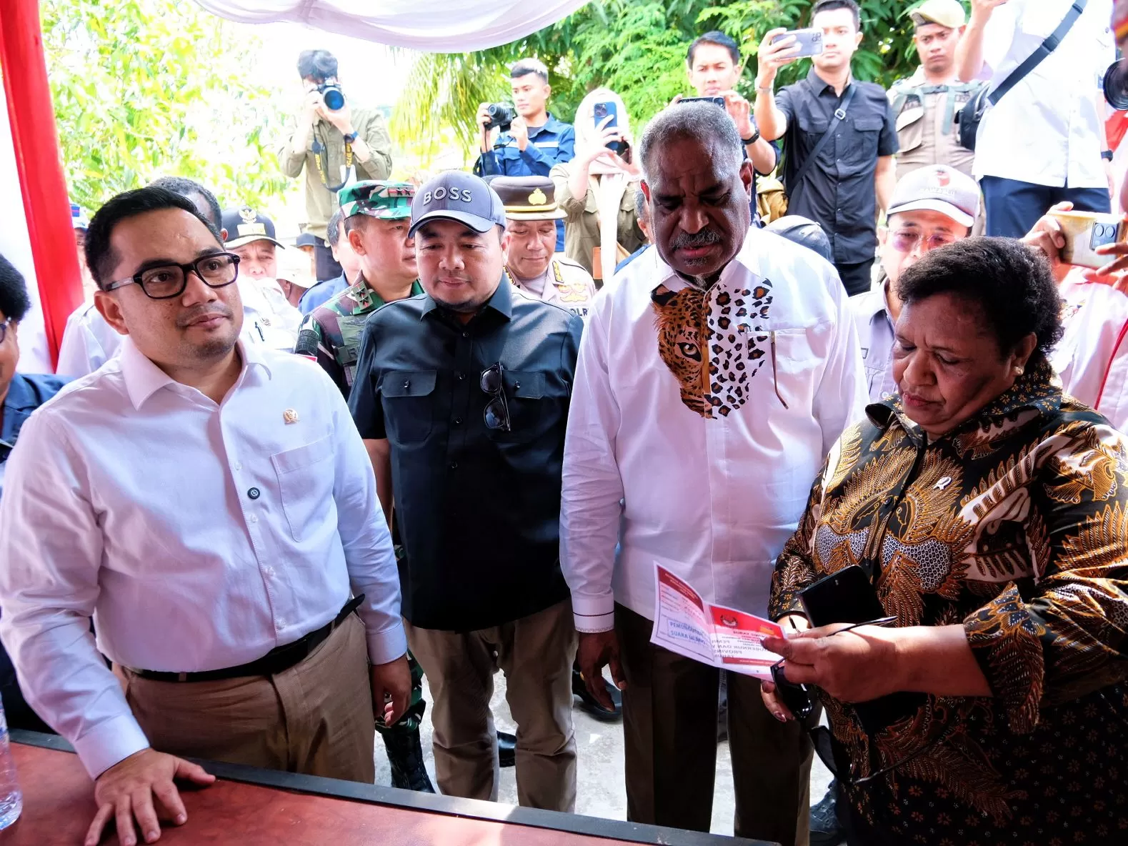 Wamendagri Ribka Haluk, didampingi Pj Gubernur Papua, Agus Fatoni, Ketua KPU RI dan unsur terkait saat meninjau TPS di Jayapura, Rabu (6/8/2025).(CEPOSONLINE.COM/ISTIMEWA).