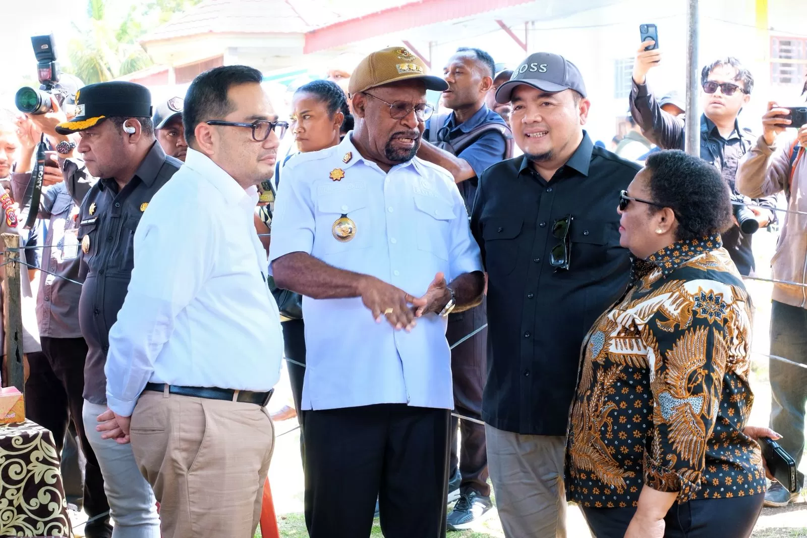 Ketua KPU RI Mochammad Afifuddin, bersama Wamendagri Ribka Haluk, Ketua Komisi II DPR RI, Muhammad Rifqinizamy Karsayuda dan Bupati Jayapura Yunus Wonda.