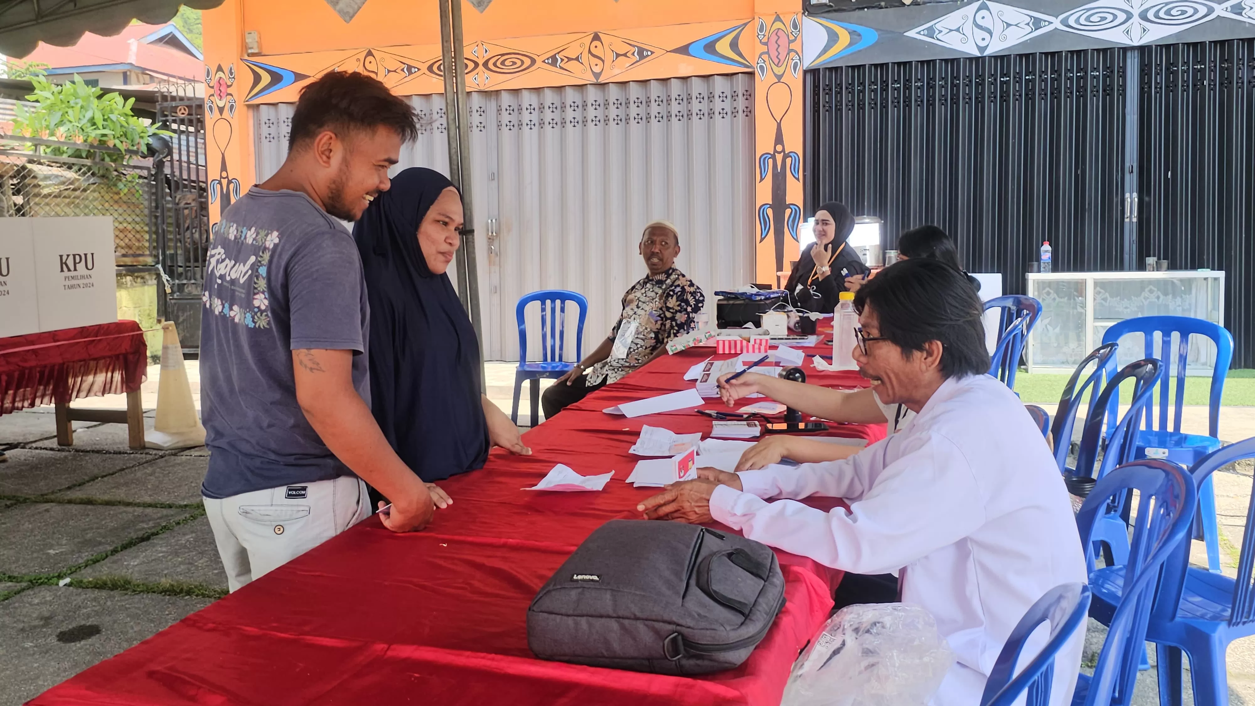 Petugas KPPS TPS 19 Jaya Asri saat melayani masyarakat yang datang mencoblos. (CEPOSONLINE.COM/HANS PALEN).