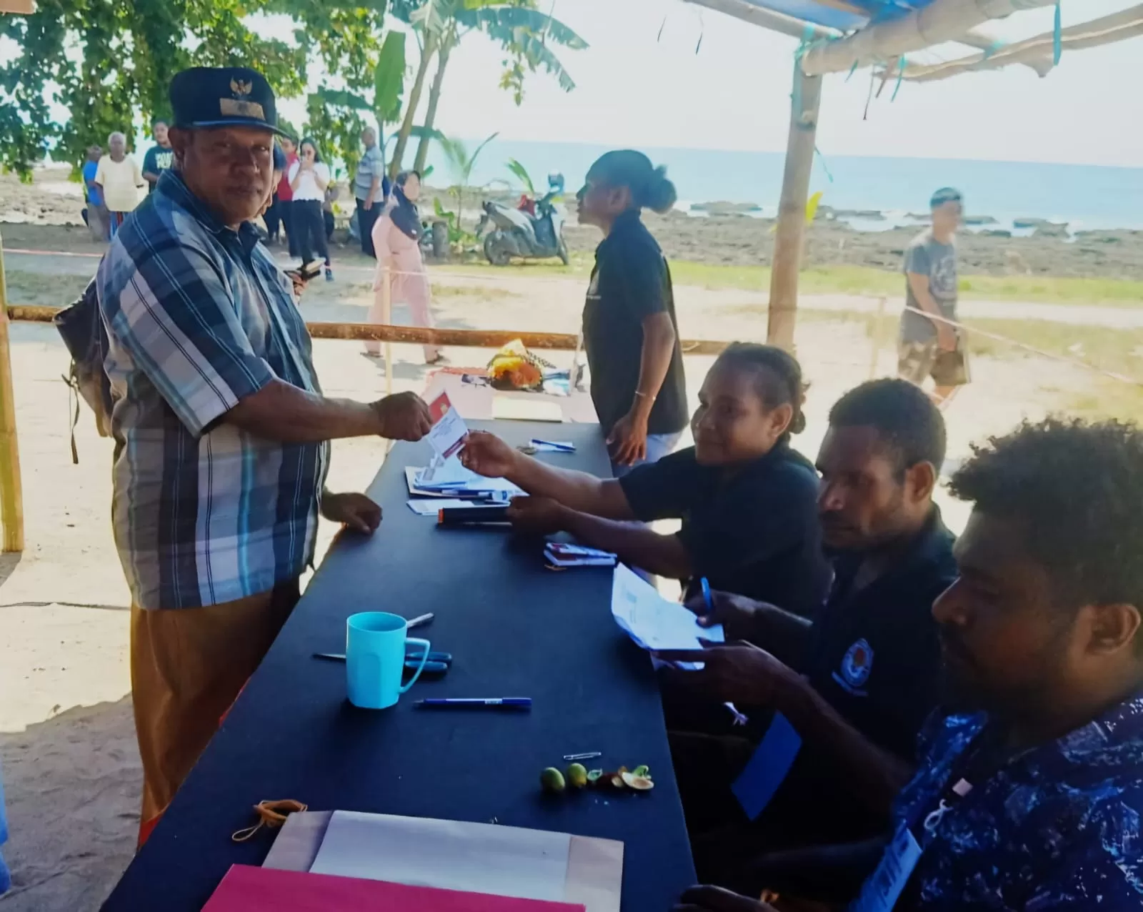 Pelaksanaan PSu di Kampung Bagaisewar Sarmi. Terlihat warga sedang melakukan pemilihan calon gubernur Papua, Rabu (6/8/2025). (CEPOSONLINE.COM/ROBERT MBOIK).