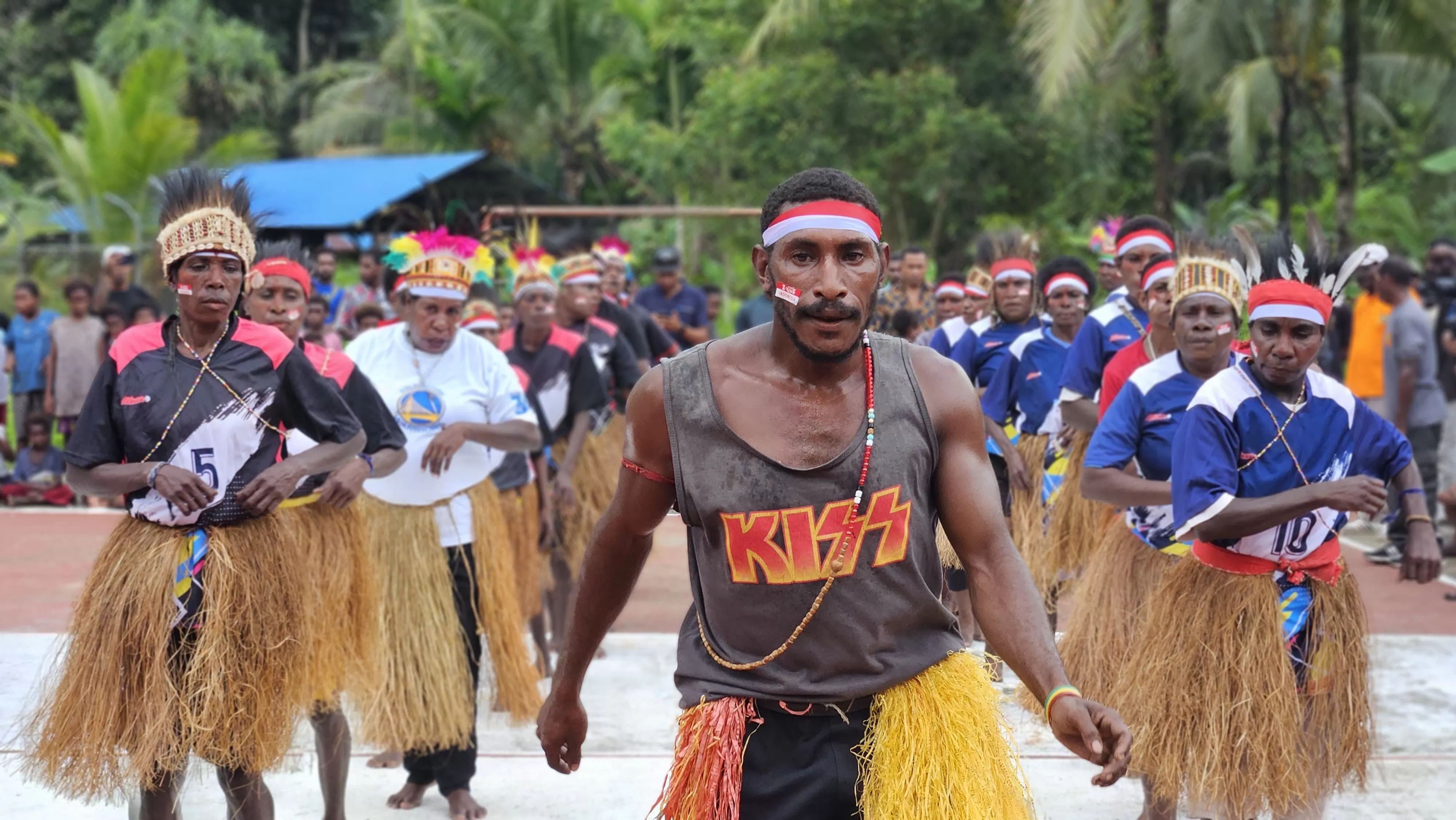 Kelompok Ayuka 3 tampil dengan kekompakan dan energi yang kuat. Mereka berhasil menjadi pemenang dalam lomba yang diselenggarakan oleh PT Freeport Indonesia dalam rangka merayakan HUT ke-80 RI. (Dok PTFI)