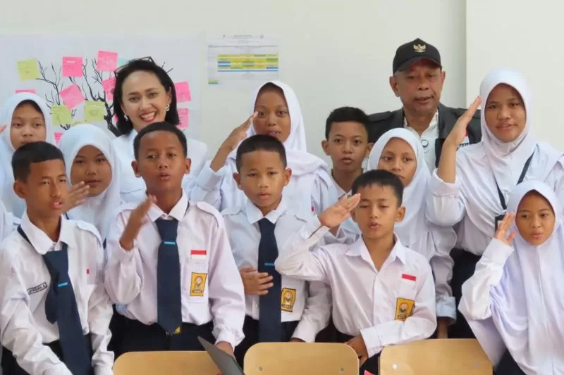 Wakil Menteri Pelindungan Pekerja Migran Indonesia (P2MI), Christina Aryani meninjau Sekolah Rakyat Menengah Pertama 6 di Bambu Apus, Jakarta Timur, Senin (11/8/2025). (ANTARA FOTO/HO-Kemen-P2MI)