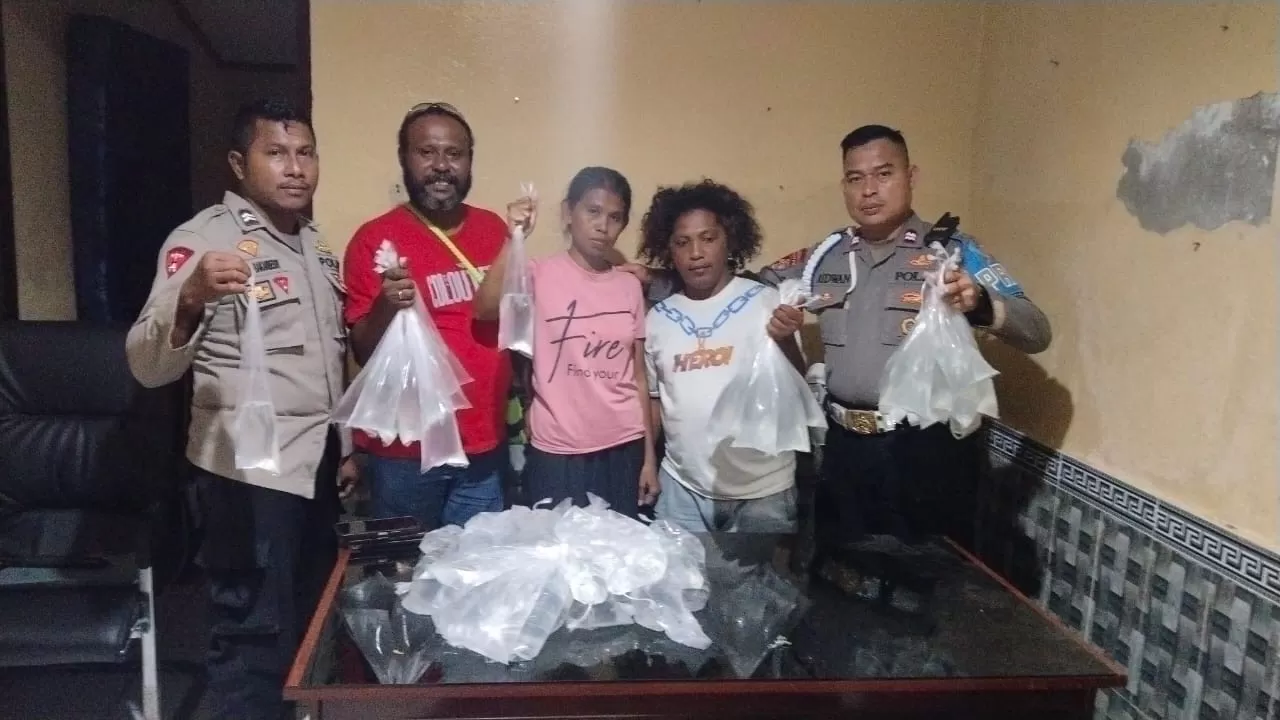 Polisi saat melakukan penggerebekan di salah satu rumah warga usai menemukan adanya bunker penyimpanan minuman keras lokal jenis sopi. (Polsek Kawasan Pelabuhan Pomako).