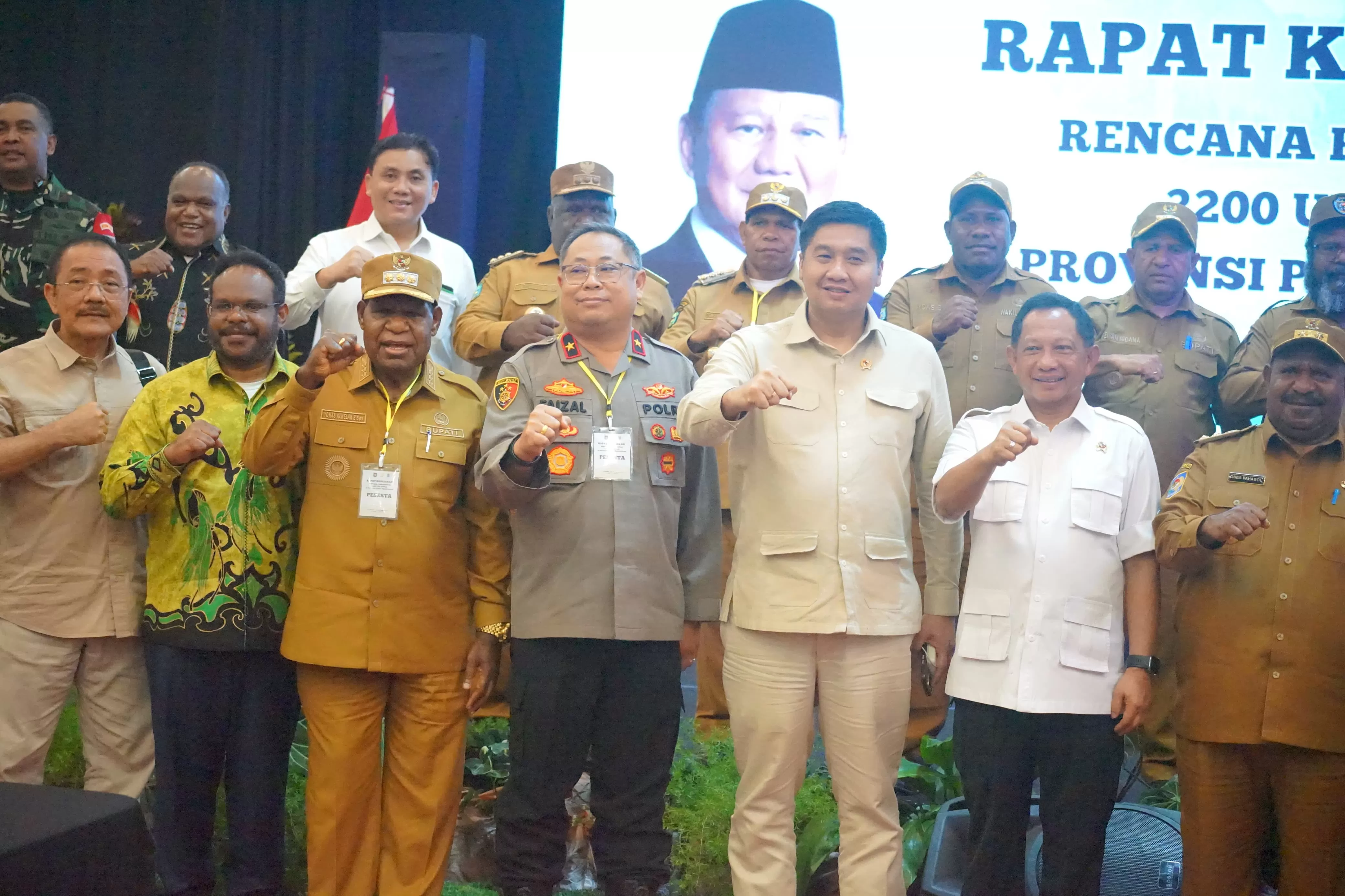 Arianto Kogoya saat berfoto bersama Mendagri Tito Karnavian dan Menteri Perumahan dan Permukiman, Maruarar Sirait, di Wamena, Papua Pegunungan. (DOK PRIBADI)
