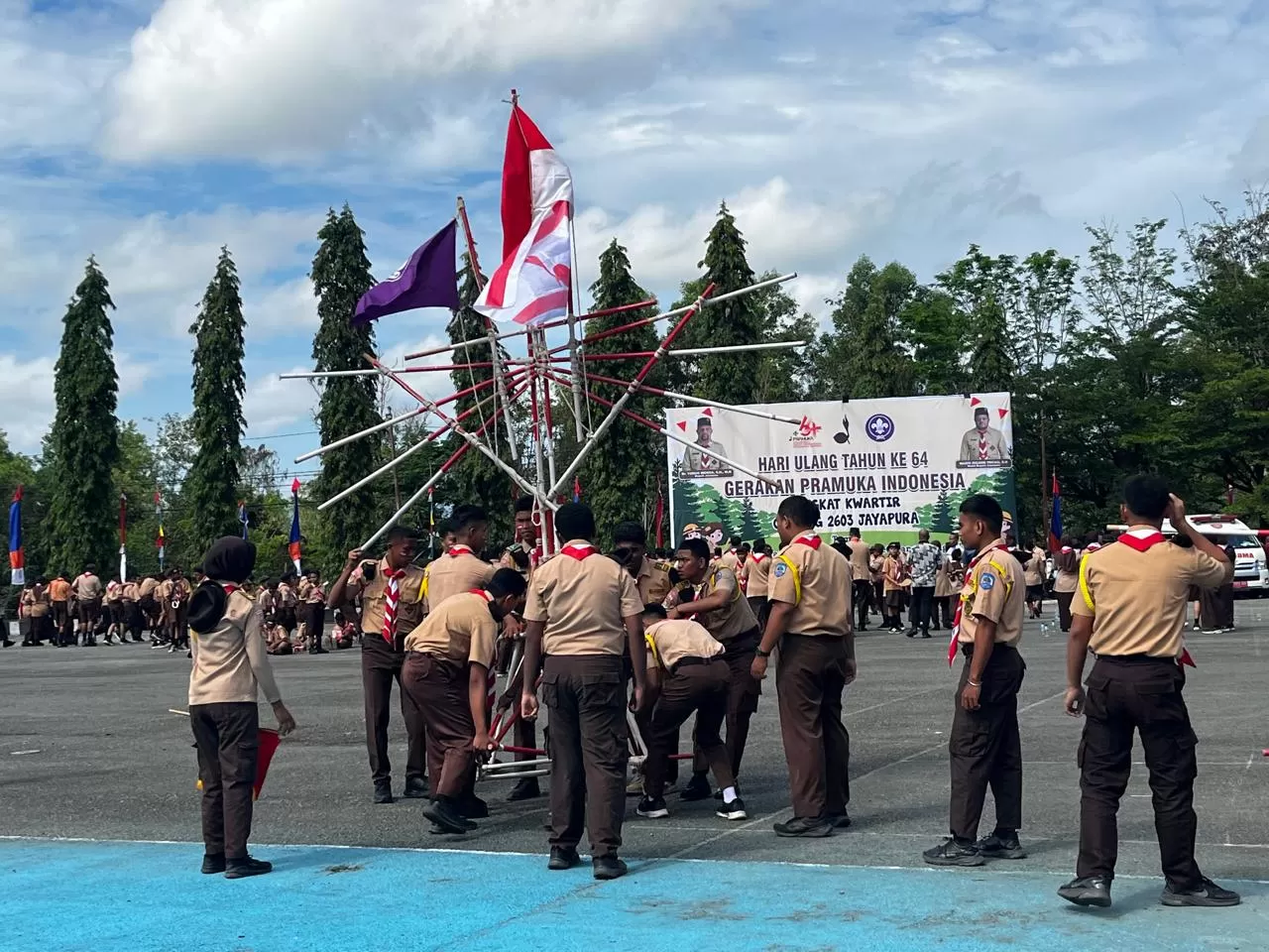 Salah satu atraksi yang dipertunjukkan dalam peringatan HUT ke-64 Gerakan Pramuka tingkat Kwarcab 2603 Jayapura, di lapangan upacara Gunung Merah, Sentani, Kamis (14/8/2025).(CEPOSONLINE.COM/PRIYADI).