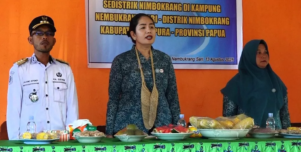 Ketua TP PKK Kabupaten Jayapura, Ny. Dewi Sartika Wonda, (tengah) bertemu dengan puluhan kader PKK se-Distrik Nimbokrang, Kabupaten Jayapura, Rabu (13/8/2025).(CEPOSONLINE.COM/HUMAS PEMKAB JAYAPURA)
