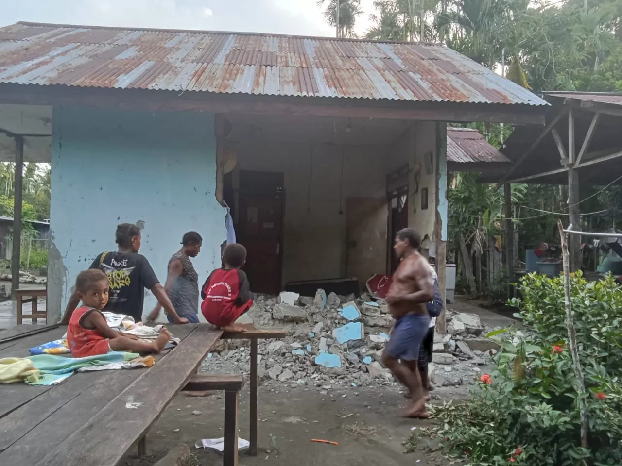 Kondisi salah satu rumah warga di Sarmi, usai gempa dua hari lalu. (CEPOSONLINE.COM/ISTIMEWA).  