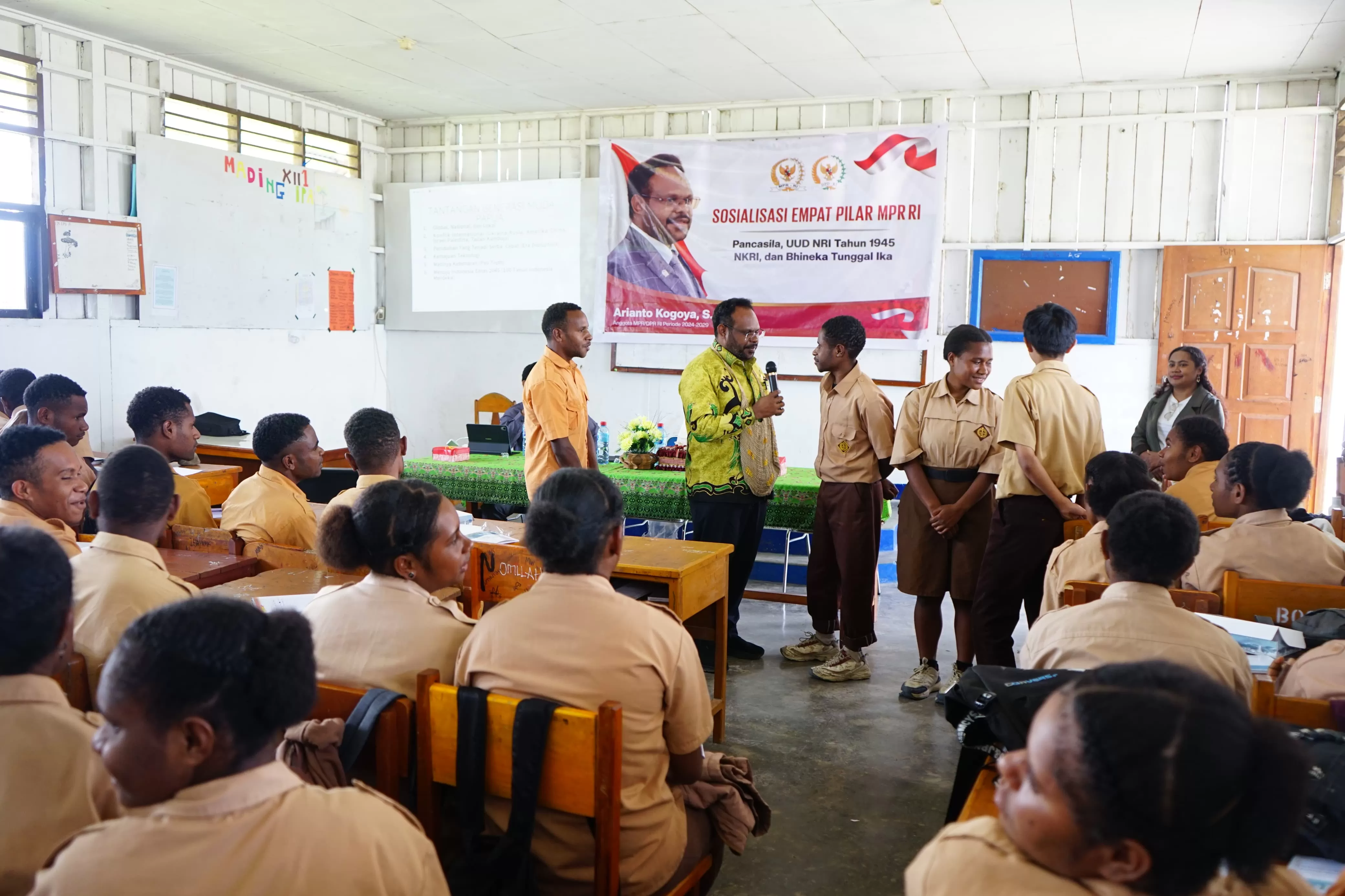 Anggota DPD RI Dapil Papua Pegunungan, Arianto Kogoya, saat memberiikan sosialisasi. (DOK PRIBADI)