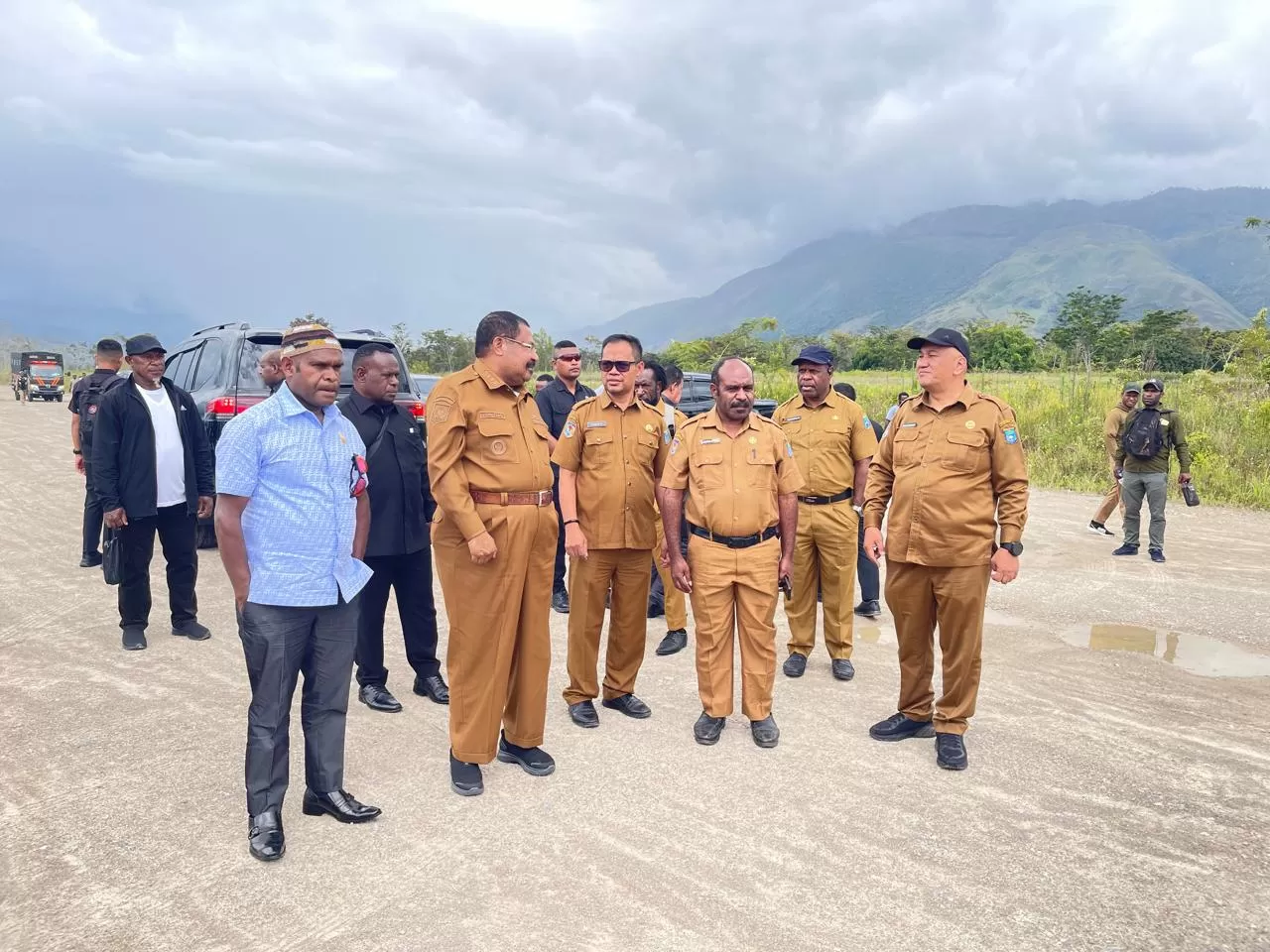 Gubernur Papua Pegunungan Jhon Tabo saat melihat lokasi tanah seluas 42 Hektar di perbatasan Wouma dan Welesi untuk perkantoran Instansi Vertikal, Jumat (15/8/2025). (Ceposonline.com/Deni)