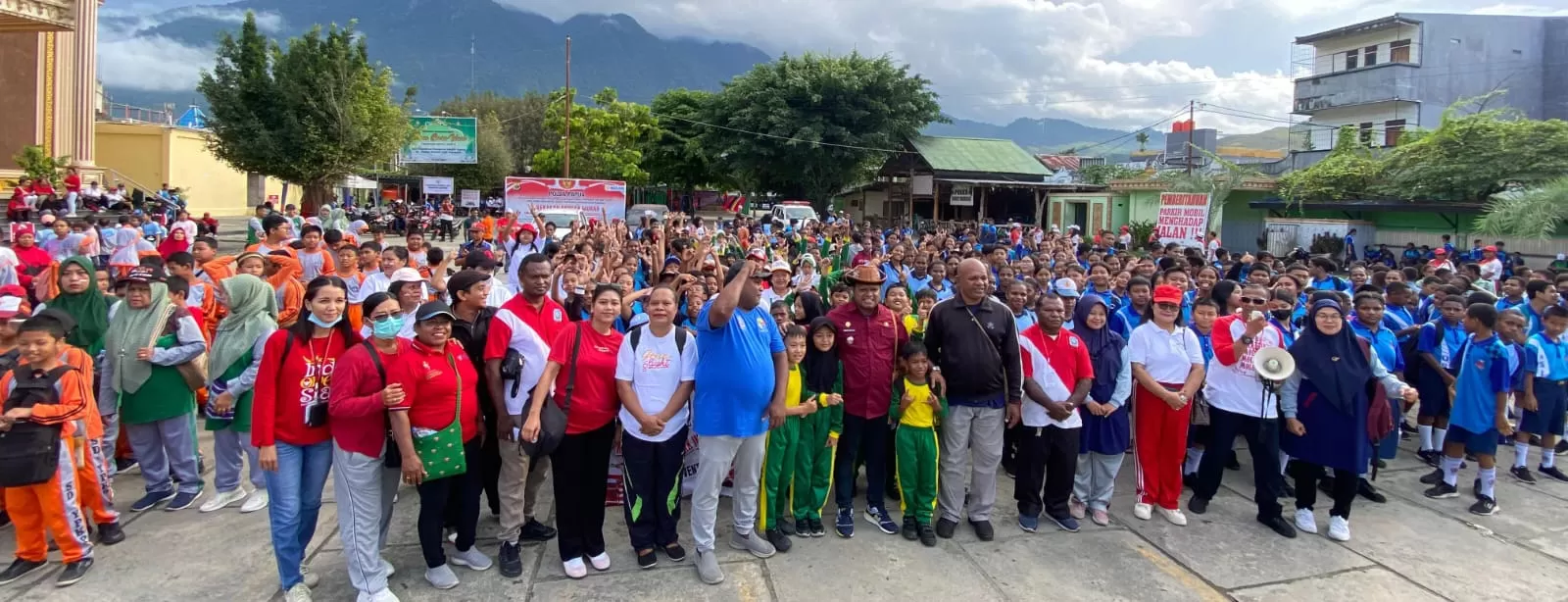 Wabup Jayapura Haris Richard S Yocku didampingi Kadistrik Sentani Jack J. Puraro foto bersama dengan para peserta jalan santai, di halaman Masjid Al Aqsha Distrik Sentani, Jumat (15/8/2025).  (CEPOSONLINE.COM/PRIYADI)