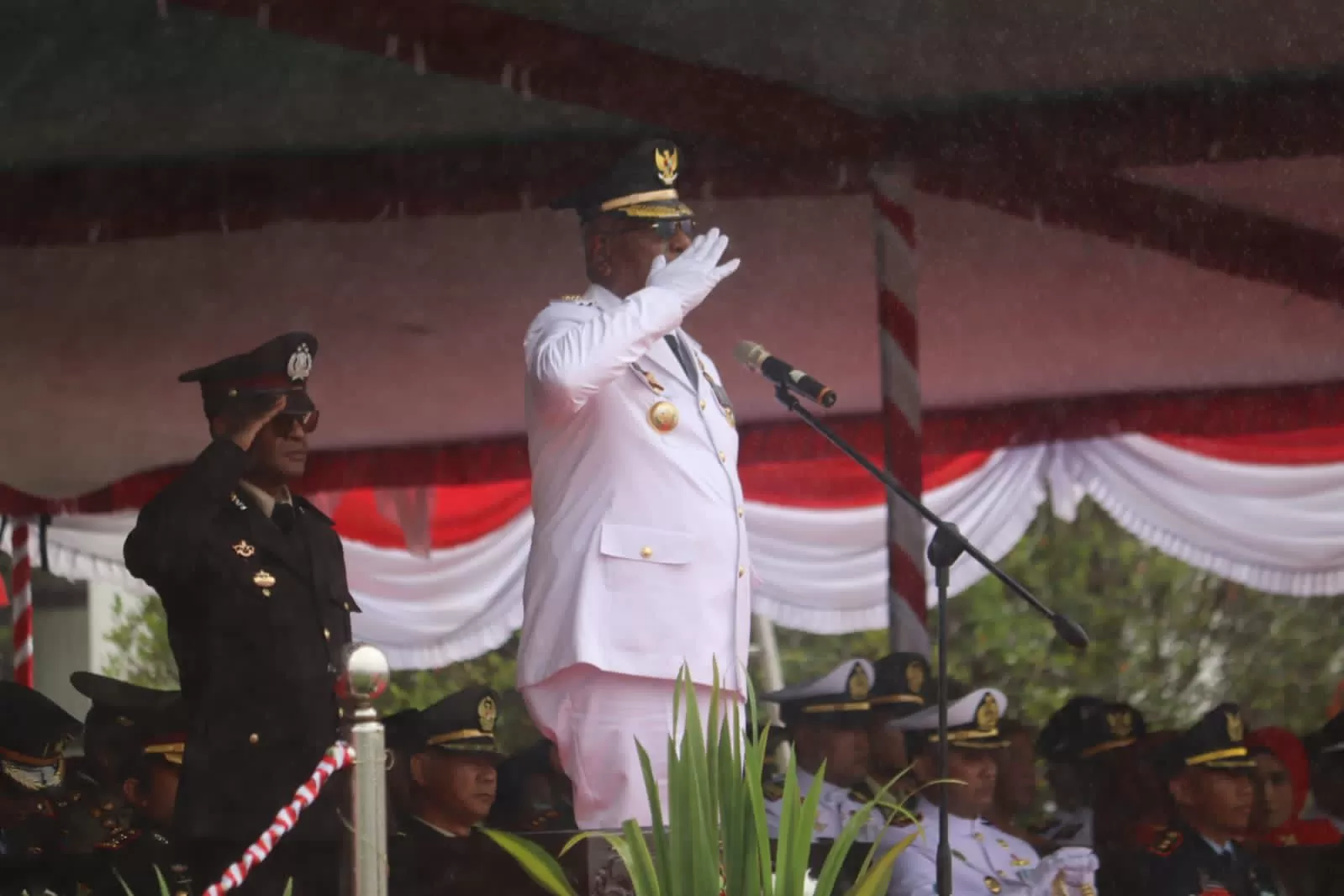 Bupati Mimika Johannes Rettob saat menjadi inspektur dalam Upacara Pengibaran Bendera Pusaka dalam rangka HUT ke 80 Kemerdekaan RI di lapangan kantor Puspem Kabupaten Mimika, Minggu (17/8/2025) (CENDERAWASIH POS/WAHYU WELERUBUN)