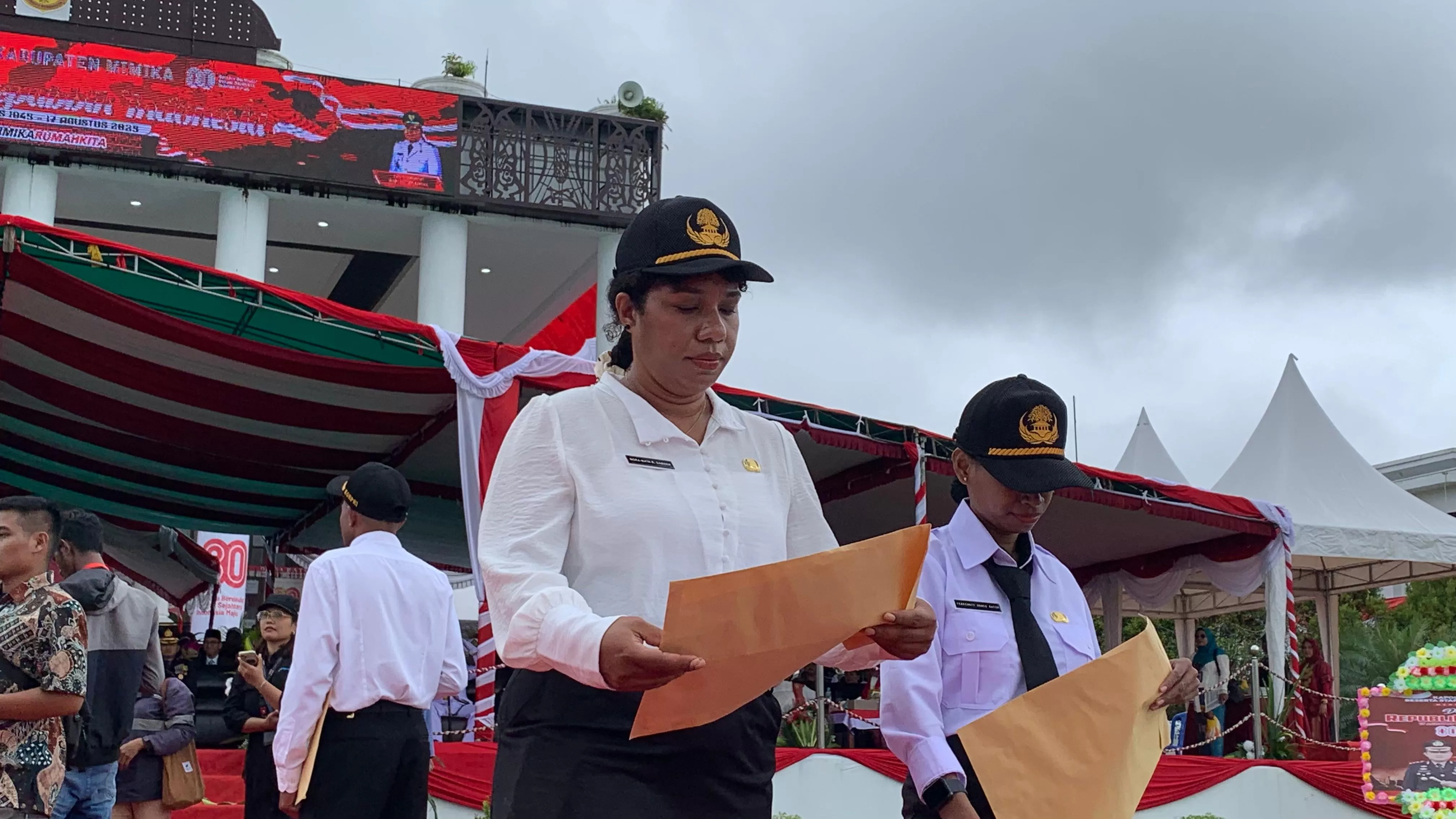 Penyerahan SK CPNS secara simbolis di lingkungan Pemkab Mimika. (CENDERAWASIH POS/WAHYU WELERUBUN)