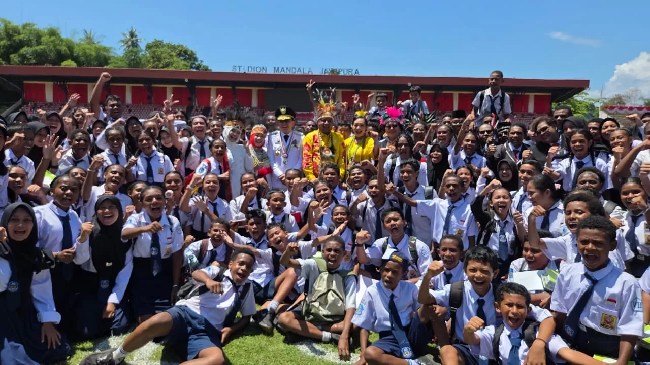 Pj Gubernur Papua, Agus Fatoni saat foto bersama pelajar usai upacara Proklamasi Kemerdekaan ke-80 Republik Indonesia, di Stadion Mandala, Kota Jayapura, Minggu (17/8/2025).(CEPOSONLINE.COM/ELFIRA).  