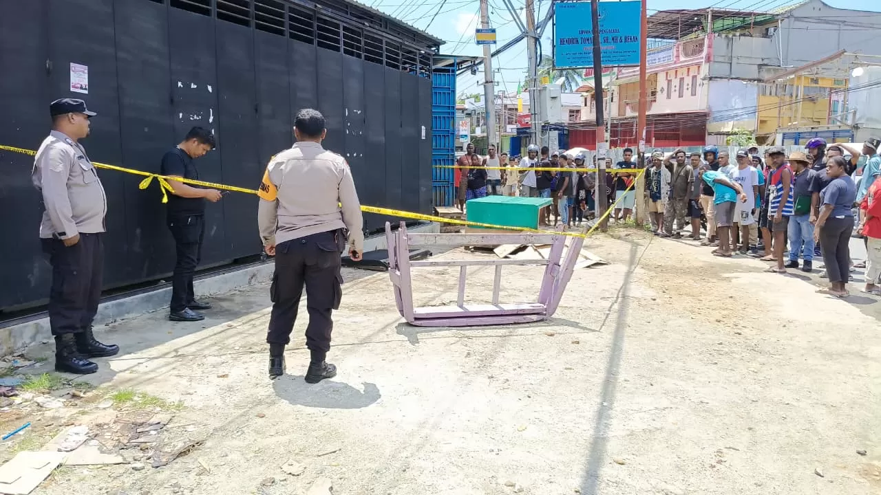 Polisi saat mengamankan lokasi penemuan mayat laki-laki tanpa identitas di samping Bank BRI Yabansai, Jalan SPG Waena, Distrik Heram, Kota Jayapura, Senin (18/8) pagi. (Ceposonline.com/Istimewa)