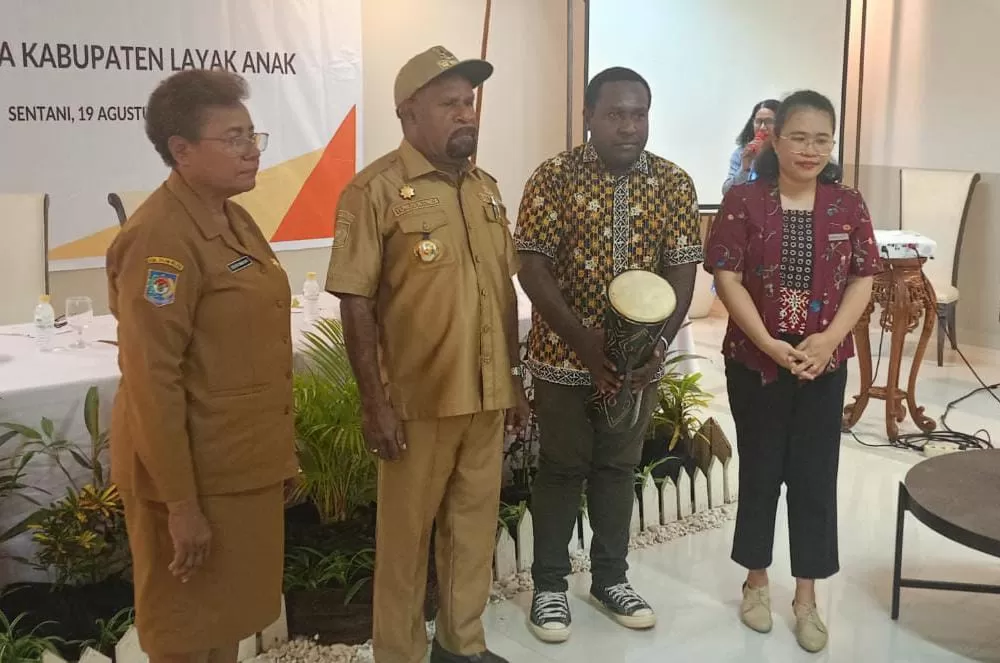  Bupati Jayapura Yunus Wonda membuka secara resmi kegiatan lokakarya Kabupaten Layak Anak yang diselenggarakan Wahana Visi Indonesia Papua, berlangsung di Hotel Suni Sentani, Selasa (19/8/2025)