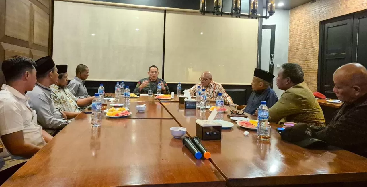 Densus 88 saat melakukan tatap muka dan silaturahmi dengan tokoh agama di Merauke, Senin (18/8/2025) malam. Ceposonline.com/Sulo