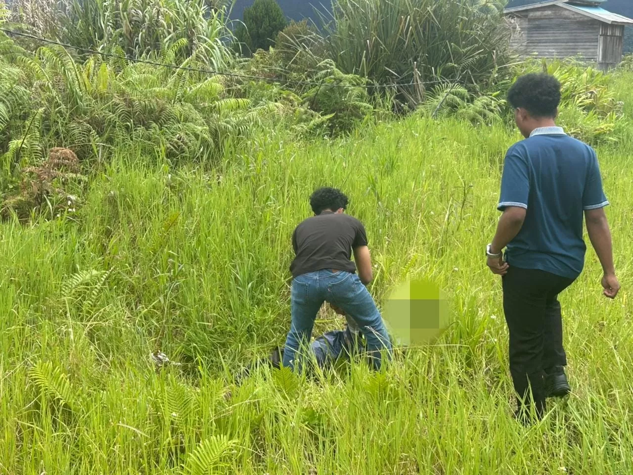 Tukang Ojek jadi korban penganiayaan diduga KKB di Deiyai, saat mendapatkan perawatan medis di RSUD Waghete Senin (18/8/2025). (CEPOSONLINE.COM/ODC)
