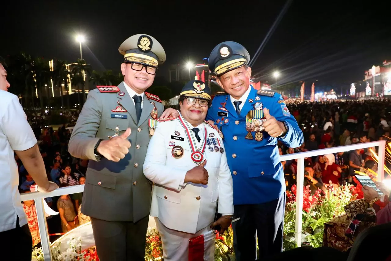Menteri Dalam Negeri, Tito Karnavian (kanan) bersama Wamendagri, Ribka Haluk (tengah) dan Wamendagri Bima Arya (kiri) di Karnaval Kemerdekaan. (Kemendagri)
