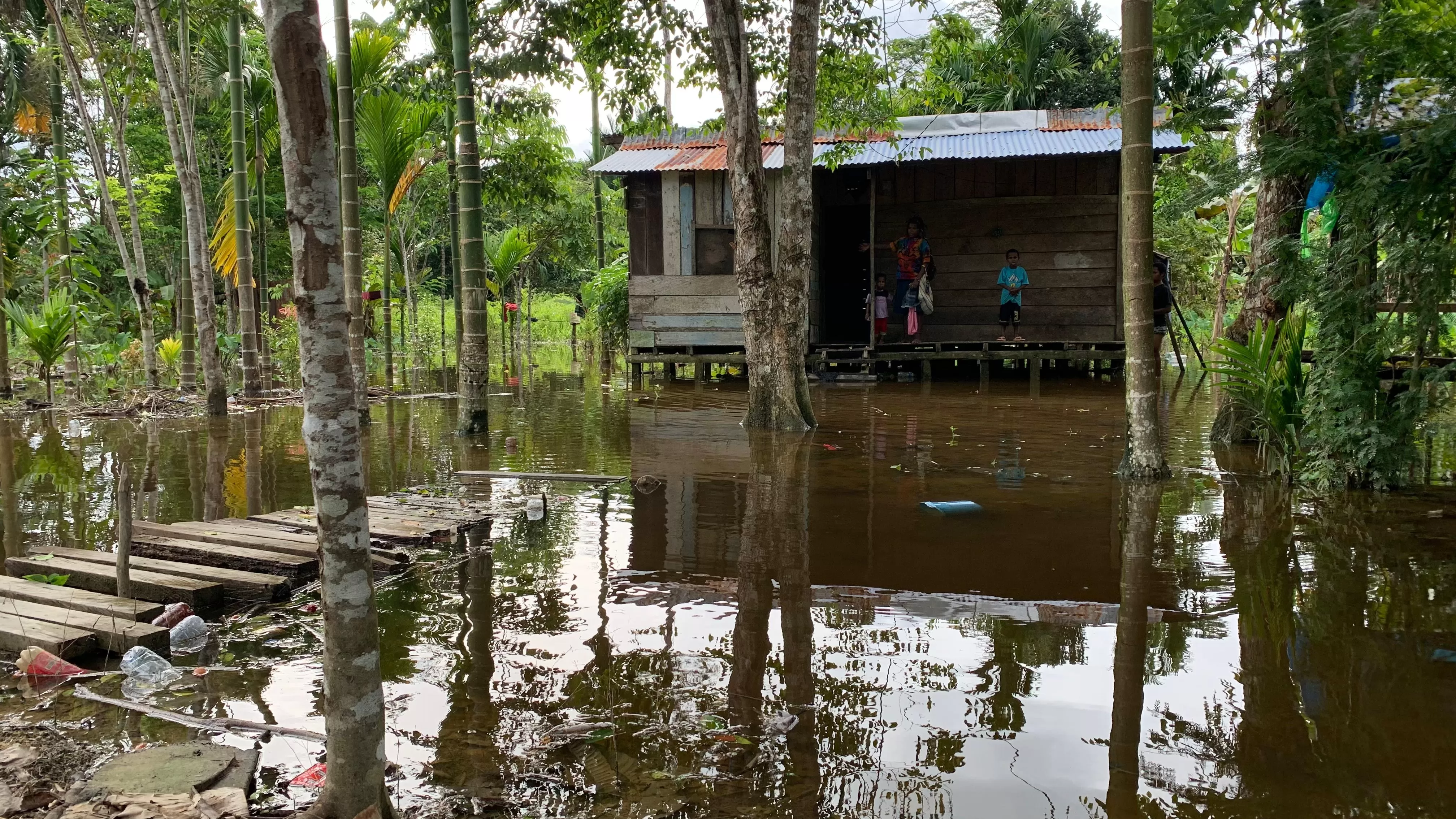 Kondisi salah satu rumah warga di Kampung Baru Bersaudara, Distrik Wania yang sempat terendam banjir namun mulai surut. (Foto: Cenderawasih Pos/Moh. Wahyu Welerubun).