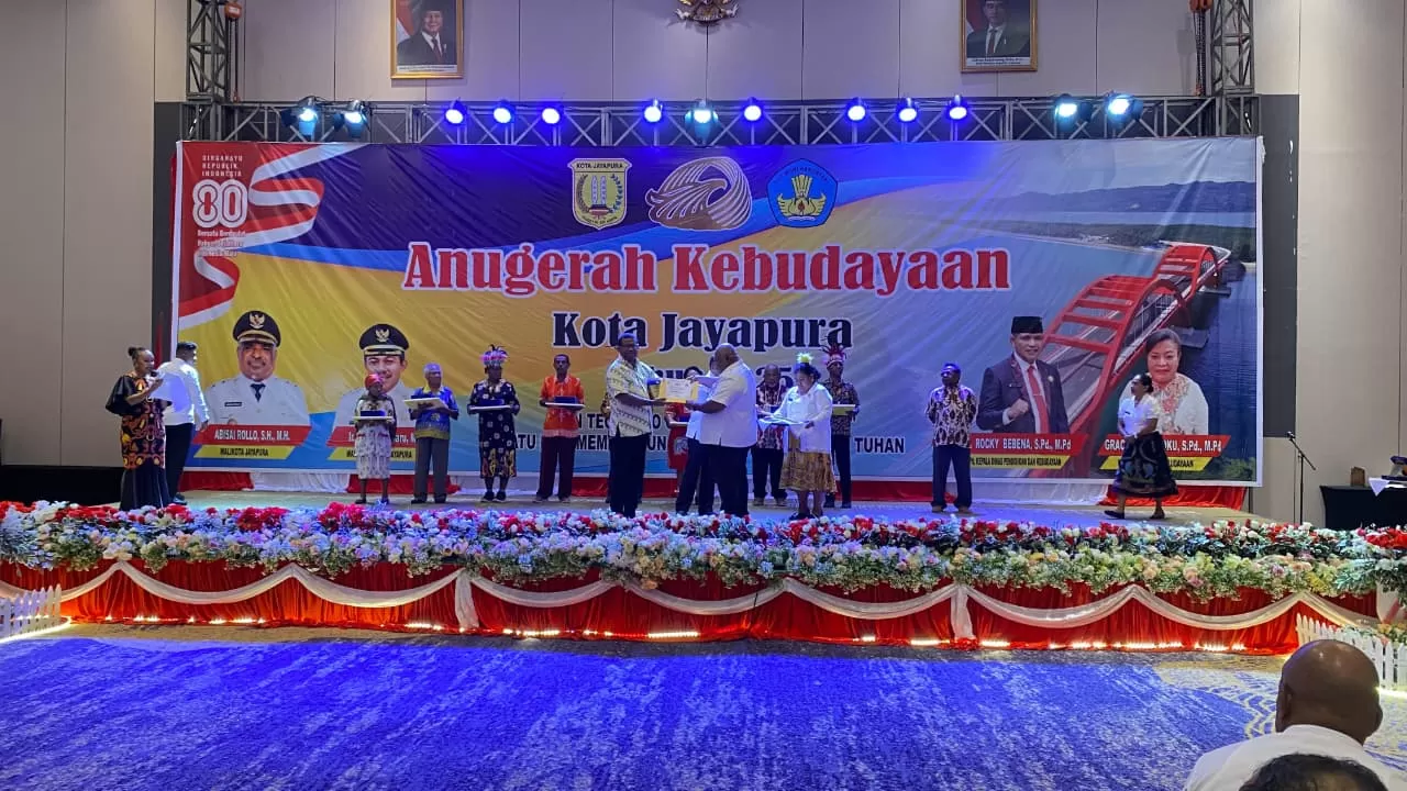 Sekda Kota Jayapura didampingi Plt Kadis pendidikan dan kebudayaan, serta Kabid Kebudayaan saat memberikan penghargaan kepada peserta nominasi di Sunny Hotel Abepura, Rabu (20/8/2025)
