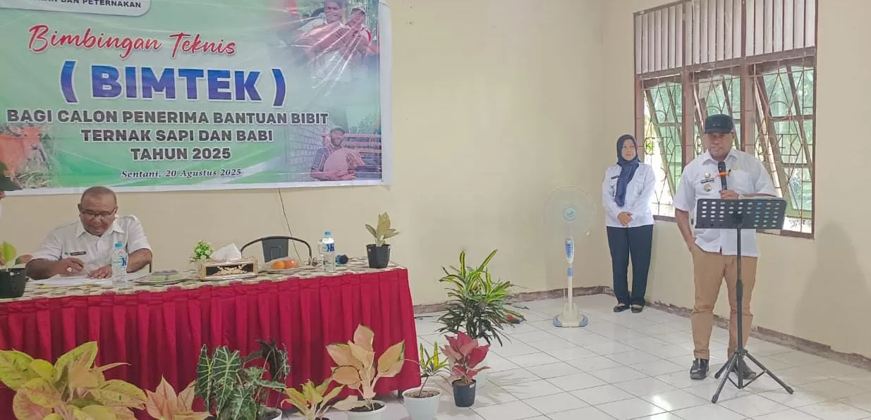 Wabup Jayapura Haris Richard S Yocku saat memberikan sambutan dalam kegiatan Bimtek bagi calon penerima bantuan bibit ternak sapi dan babi tahun 2025. (CEPOSONLINE.COM/ISTIMEWA)
